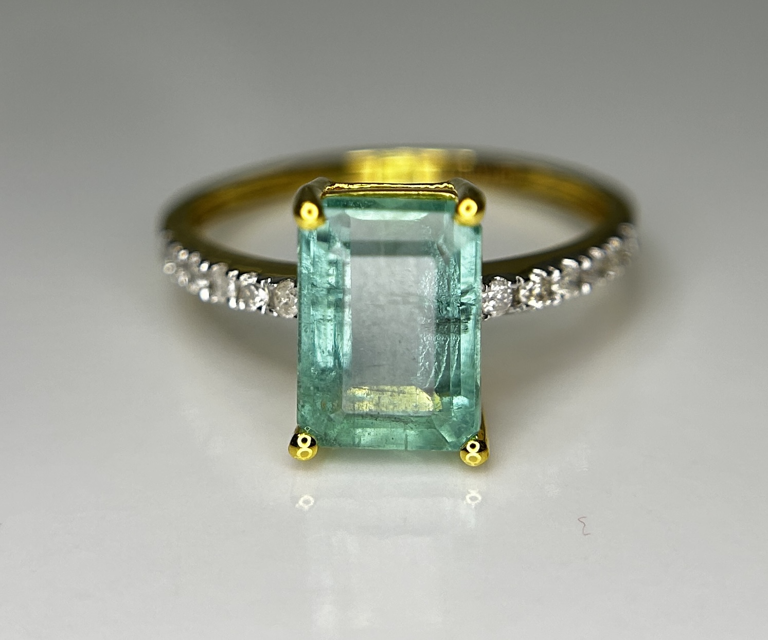 Beautiful Natural Emerald 2.68 CT With Natural Diamonds & 18k Gold - Image 6 of 8