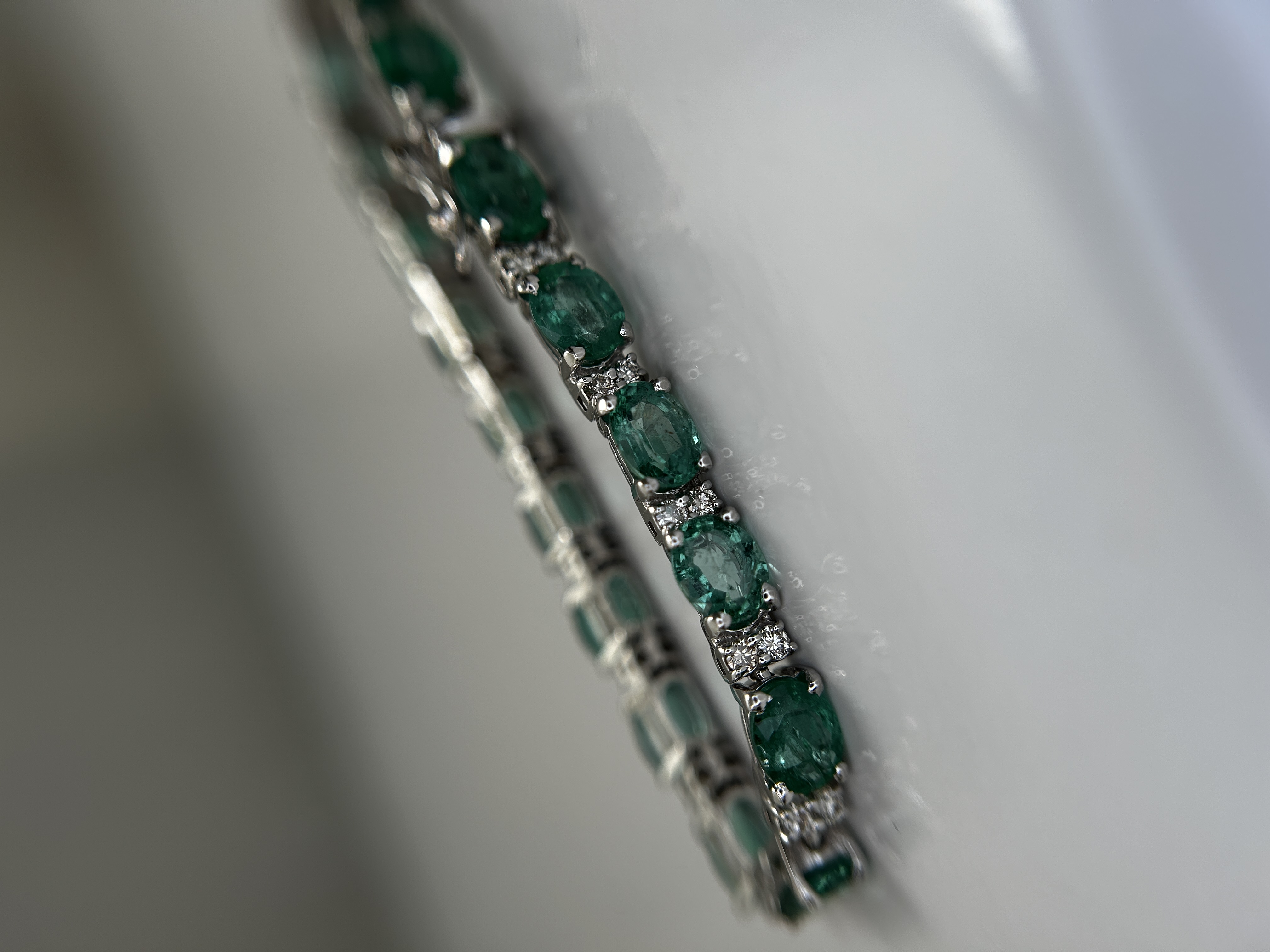 Beautiful 11.10 CTS Natural Emerald Bracelet With Natural Diamonds&18k Gold - Image 7 of 13