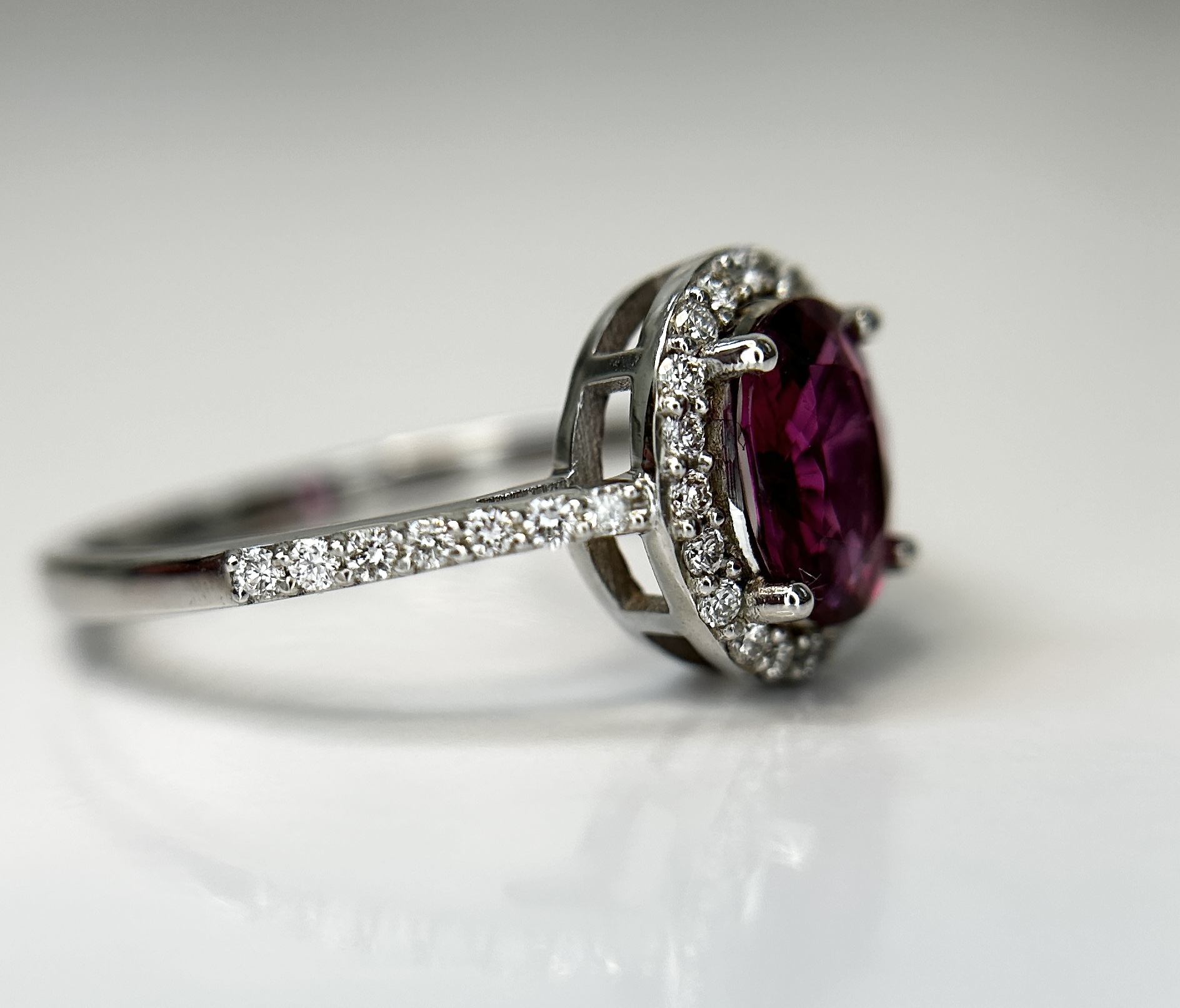 Beautiful Natural Tourmaline Rubellite Ring With Diamonds and 18k Gold - Image 6 of 8