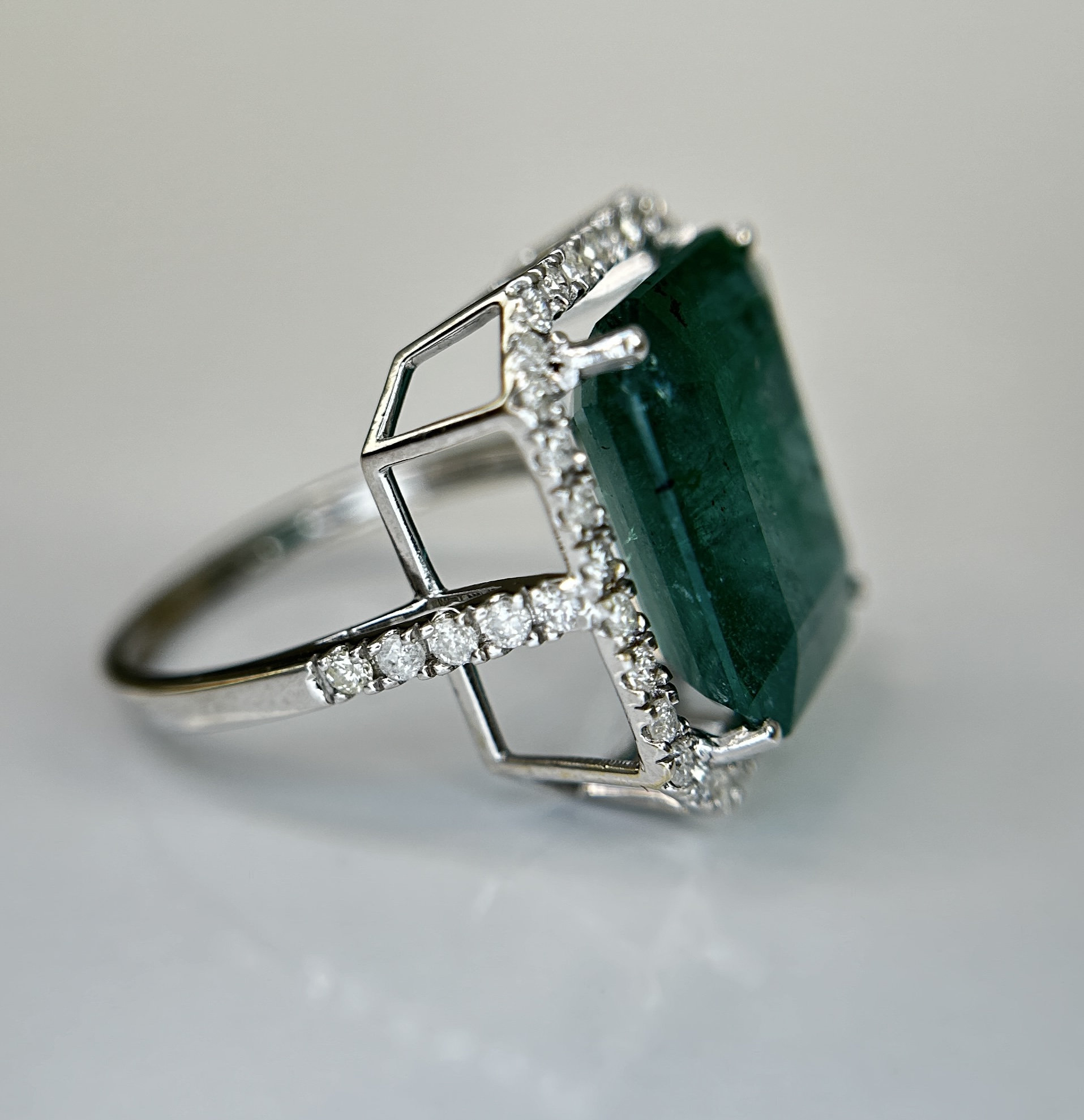 Beautiful Natural Emerald 9.50CT With Natural Diamonds & 18k Gold - Image 7 of 11