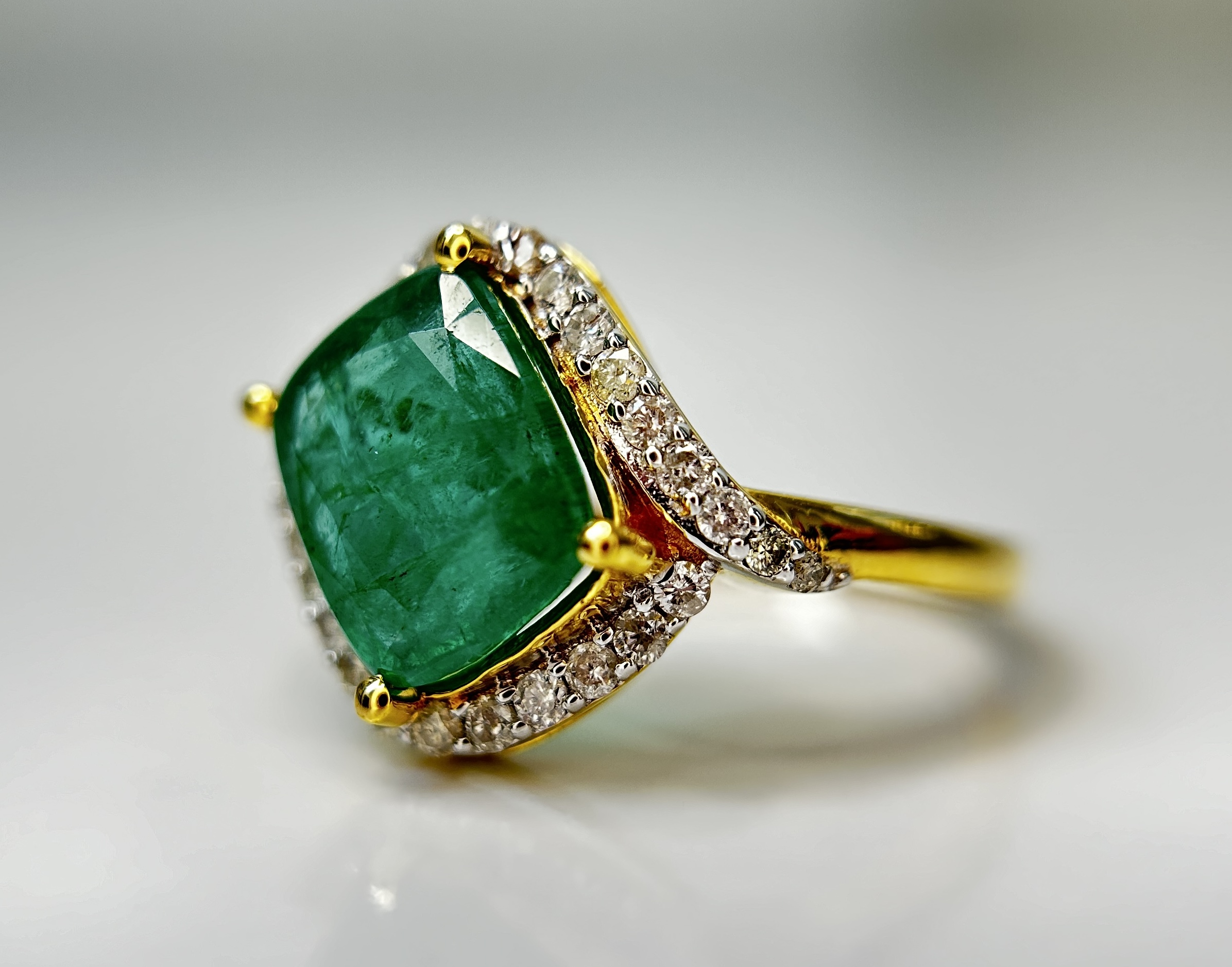 Beautiful Natural Emerald 3.04 CT With Natural Diamonds & 18k Gold - Image 6 of 13