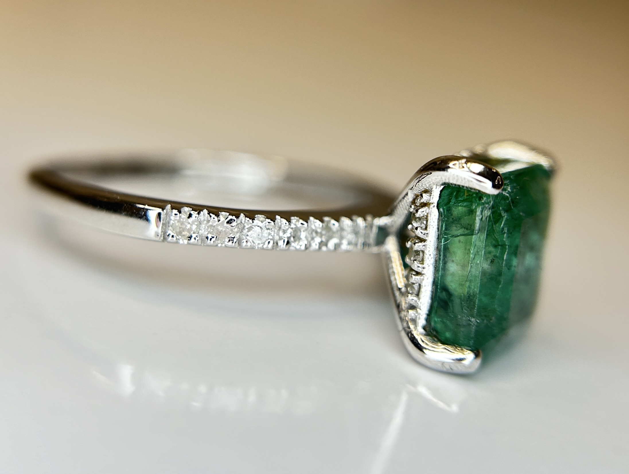 Beautiful Natural Emerald 2.64 CT With Natural Diamonds & 18k Gold - Image 4 of 10