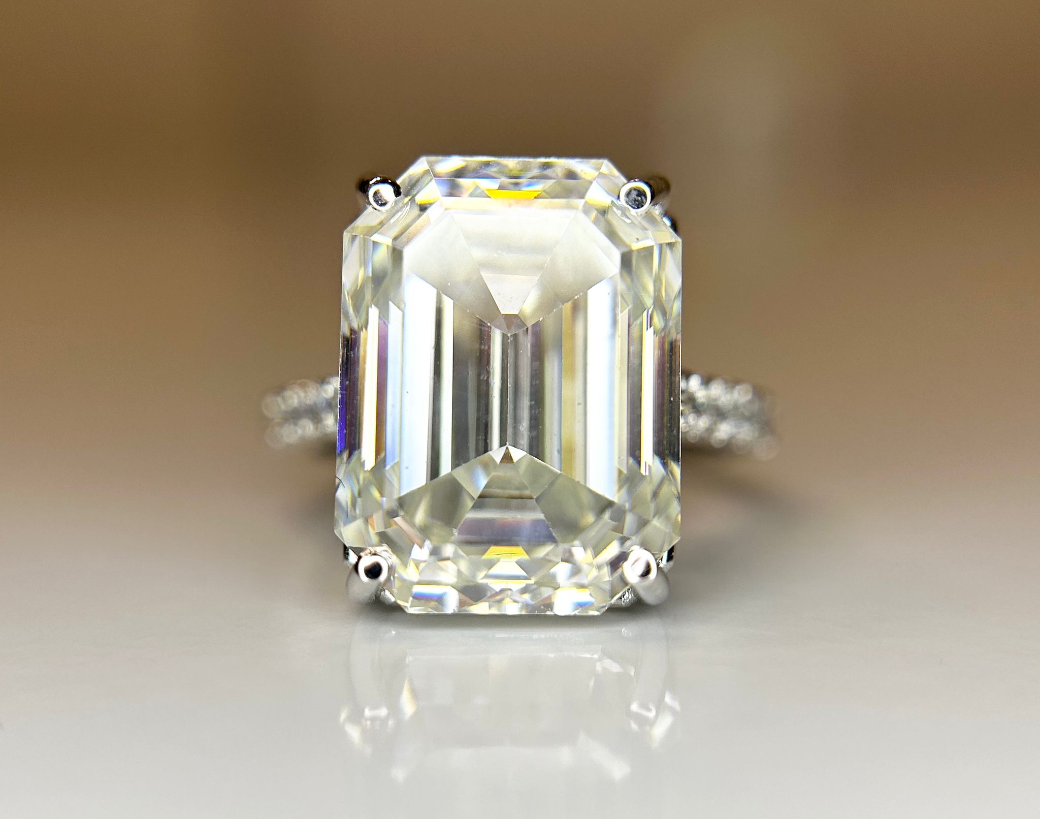 Beautiful 12.08CT Mossanite Ring With 18k Gold