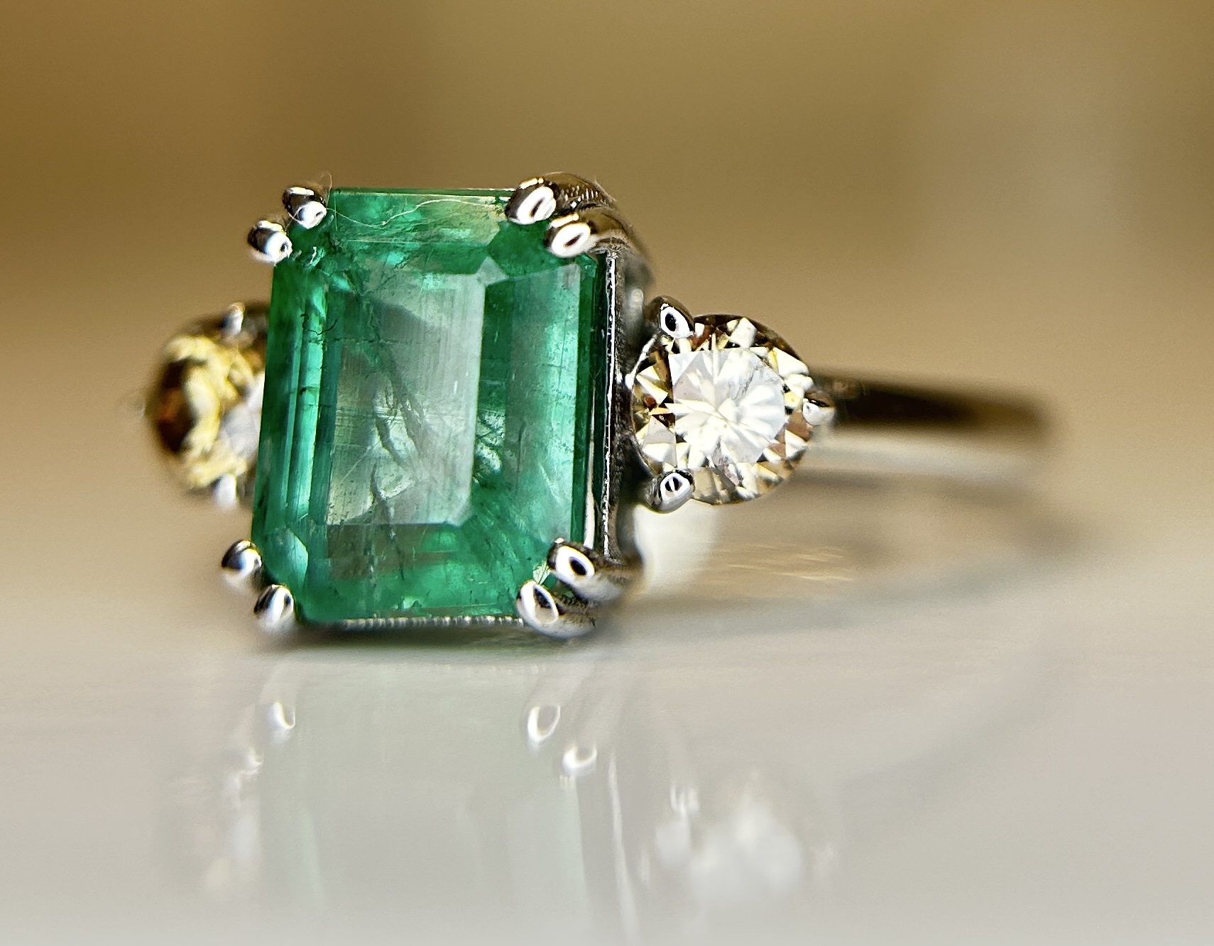 Beautiful Natural Emerald 2.41 CT With Natural Diamonds & 18k Gold - Image 2 of 10