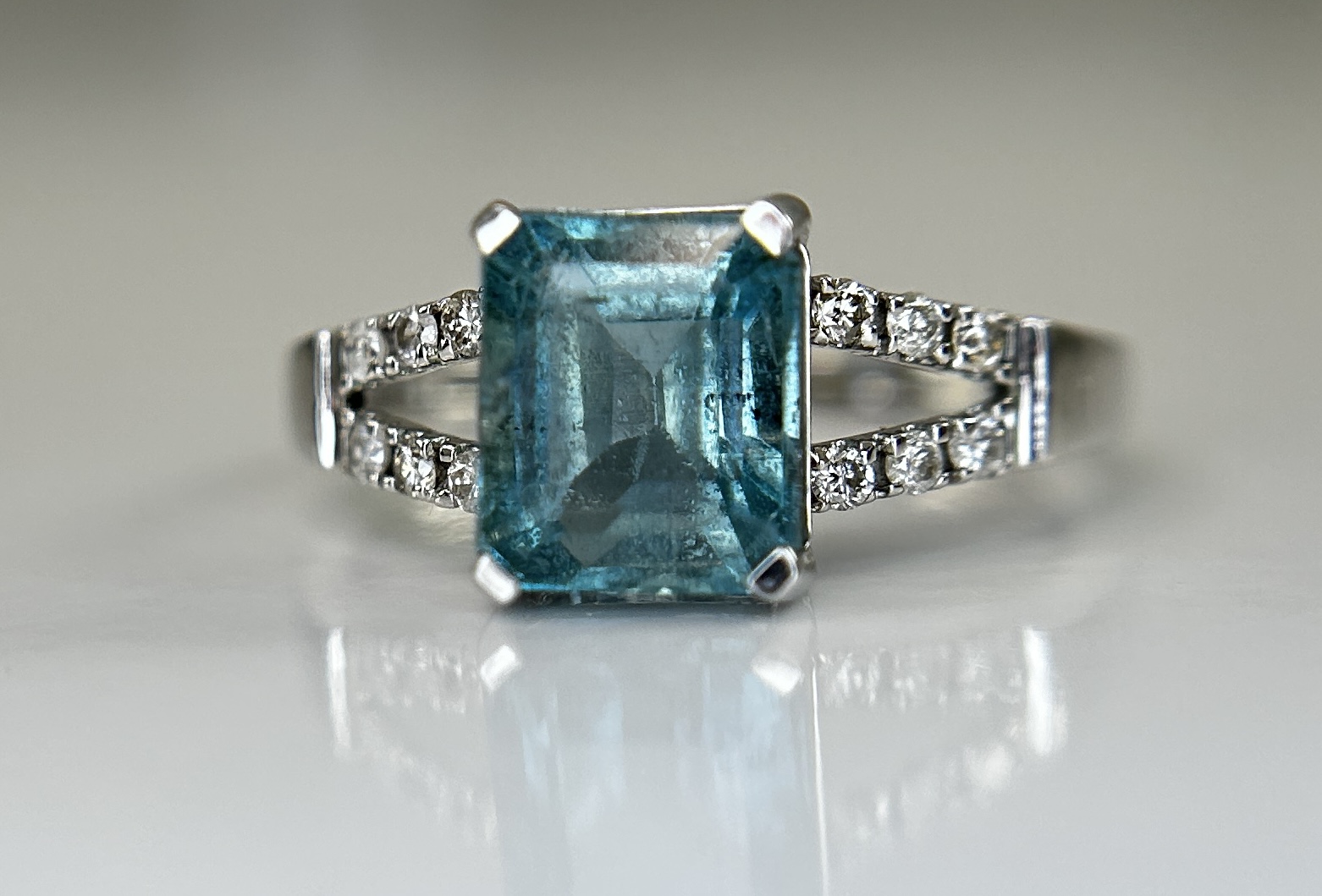 Beautiful Natural Rare Blue Emerald 2.39 CT With Natural Diamonds & 18k Gold - Image 2 of 11