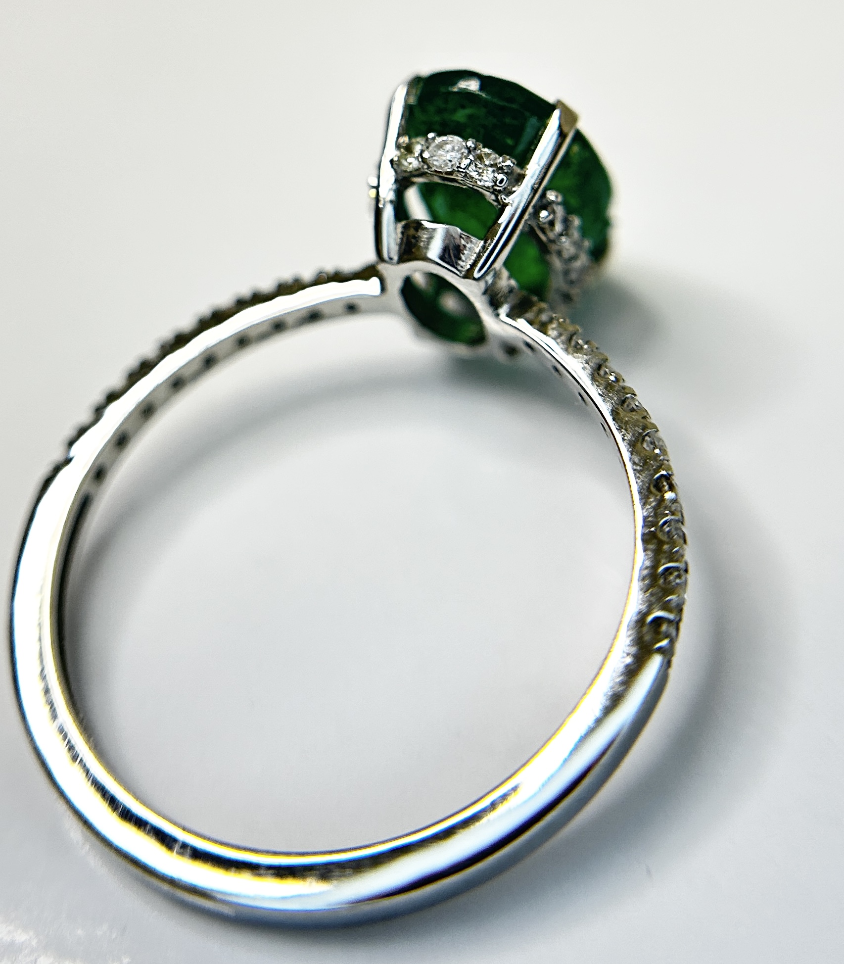 Beautiful 2.60 CT Natural Emerald Ring With Natural Diamonds & Platinum 950 - Image 6 of 9