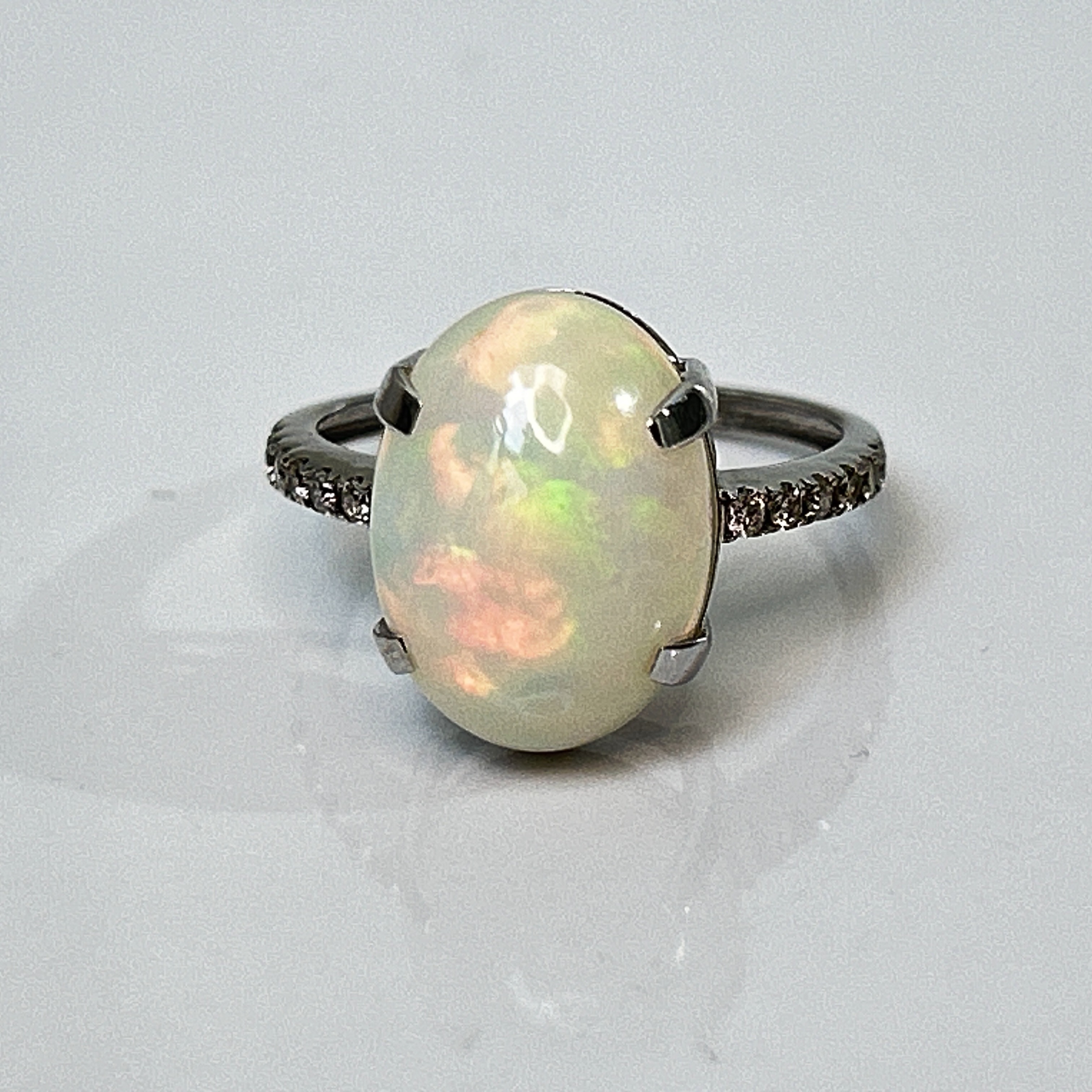 Beautiful Natural Opal 3.86 CT Ring With Natural Diamond and 18k Gold