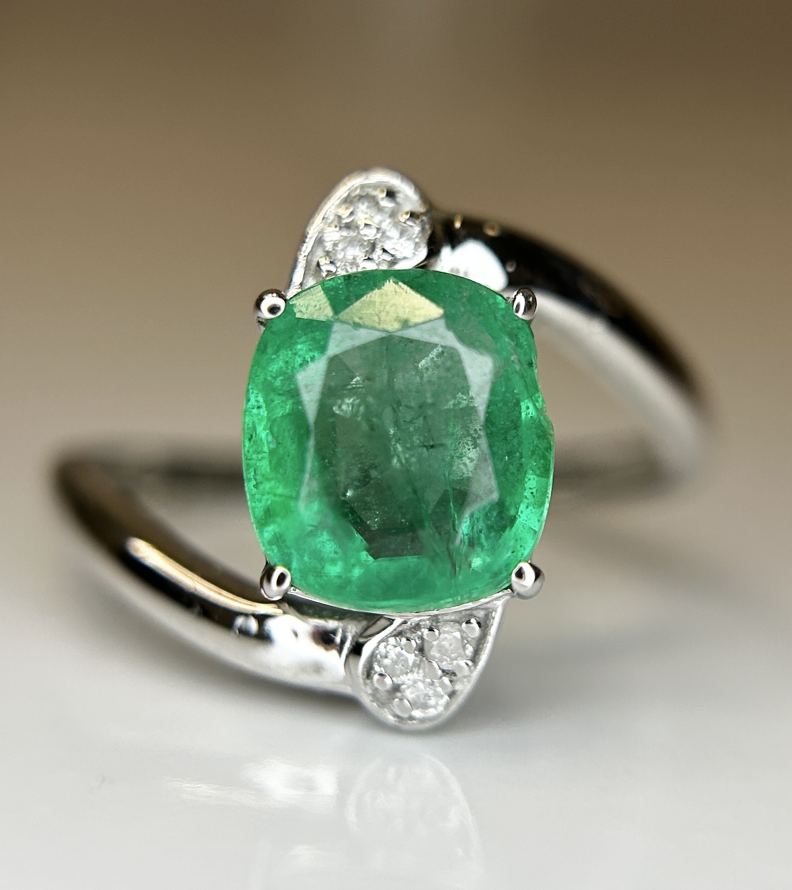 Beautiful Natural Emerald 2.19 Ct With Natural Diamonds & 18k Gold