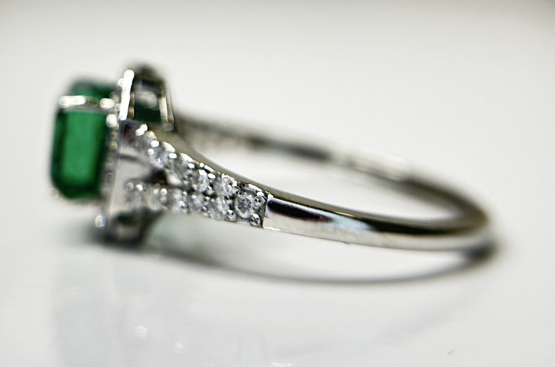 Beautiful 1.64 CT Natural Emerald Ring With Natural Diamonds & Platinum 950 - Image 4 of 10