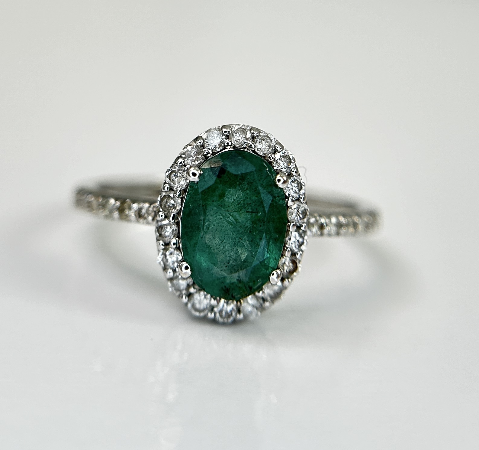 Beautiful Natural Emerald 1.22CT With Natural Diamonds & 18k Gold - Image 8 of 9