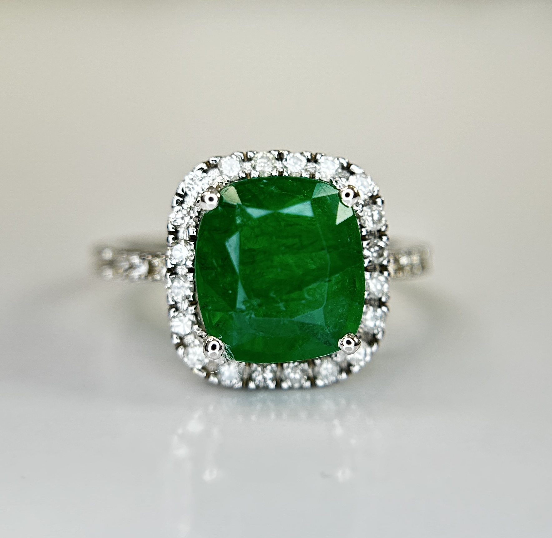 Beautiful Natural 2.81ct Emerald With Natural Diamonds & 18k Gold - Image 10 of 12