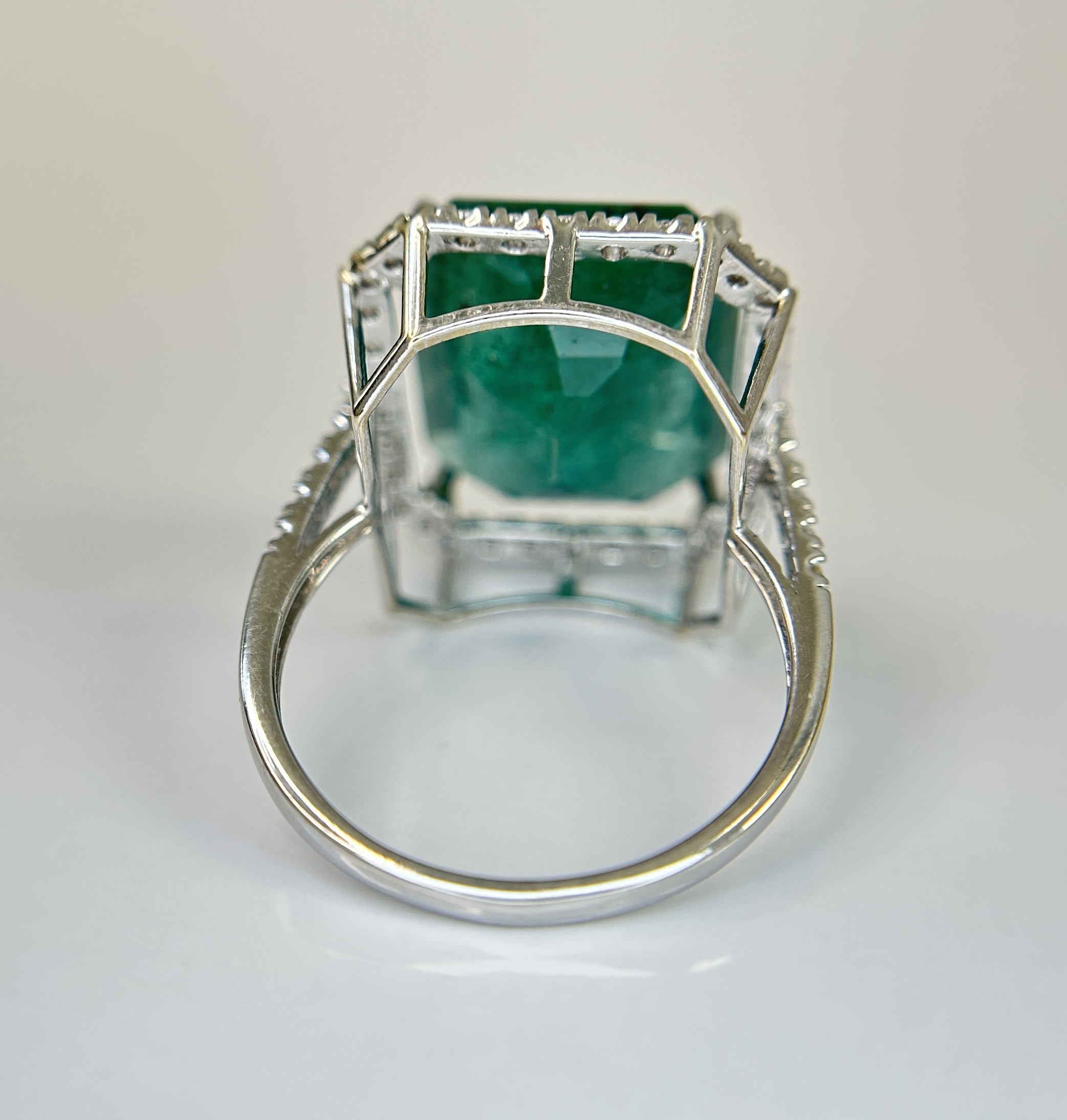 Beautiful Natural Emerald 9.50CT With Natural Diamonds & 18k Gold - Image 6 of 11