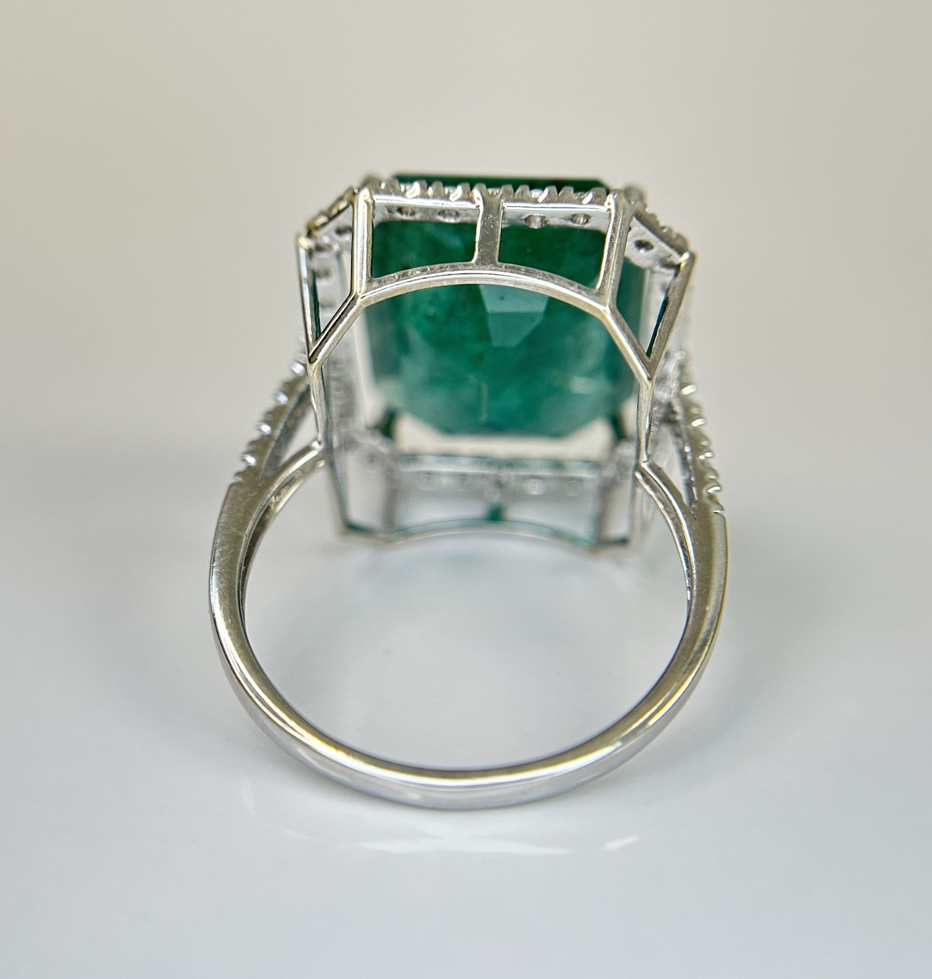 Beautiful Natural Emerald 9.50CT With Natural Diamonds & 18k Gold - Image 6 of 11