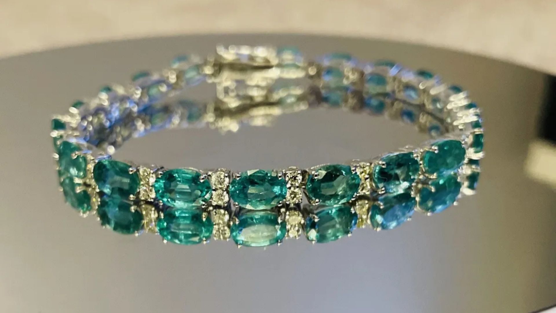 Beautiful 11.10 CTS Natural Emerald Bracelet With Natural Diamonds&18k Gold - Image 2 of 13