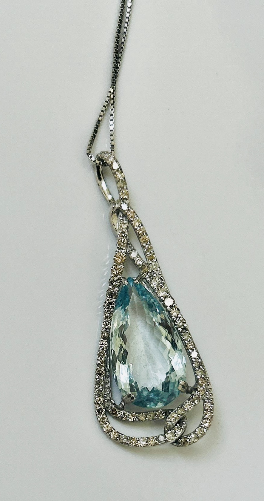 Beautiful Natural Flawless 8.81 CT Aquamarine Pendant With Diamonds and 18k Gold - Image 7 of 8