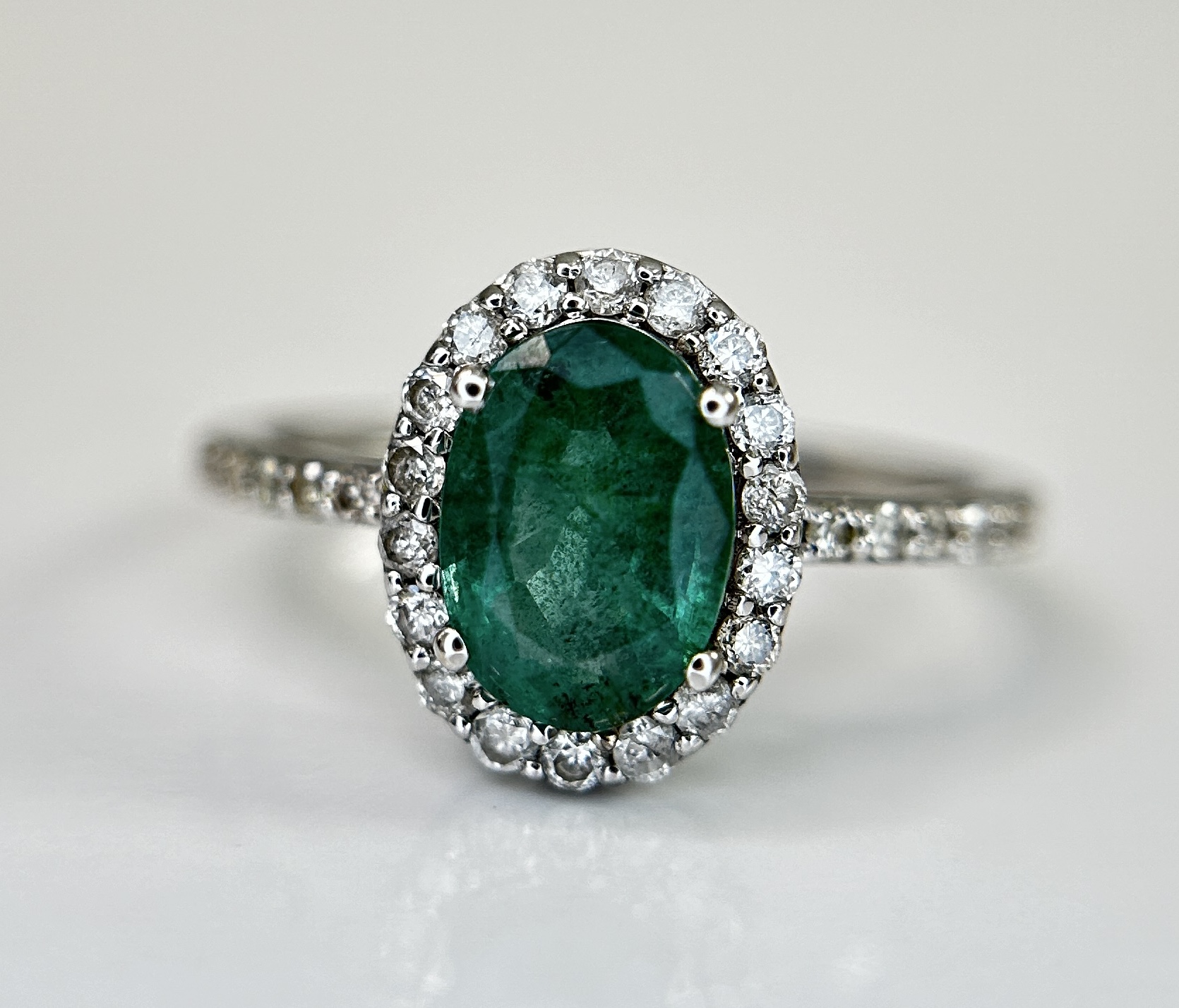 Beautiful Natural Emerald 1.22CT With Natural Diamonds & 18k Gold - Image 2 of 9