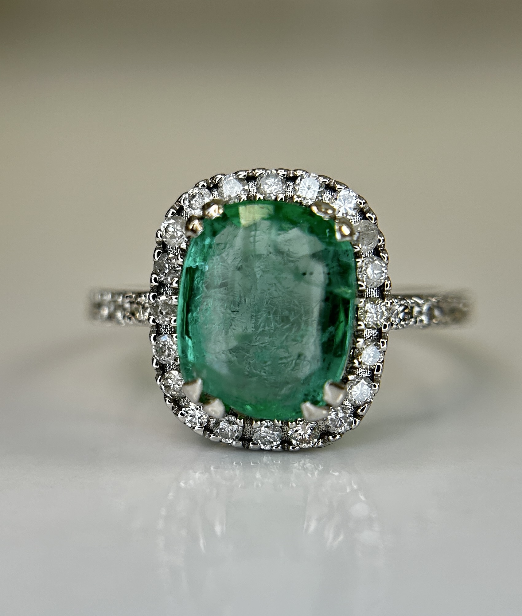 Beautiful Natural Emerald 2.42 CT With Natural Diamonds & 18k Gold - Image 6 of 9