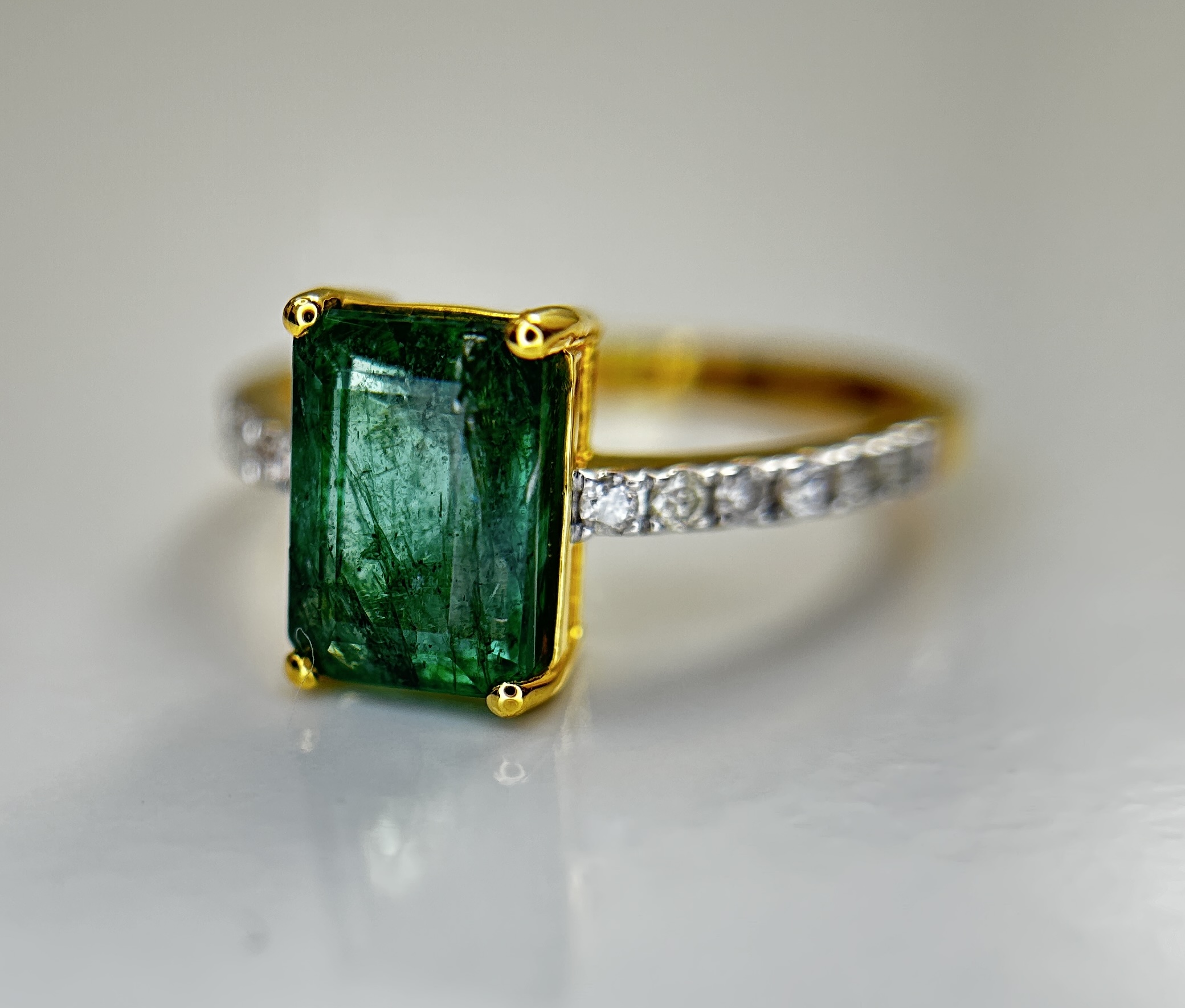 Beautiful Natural Emerald 2.41 CT With Natural Diamonds & 18k Gold - Image 3 of 9