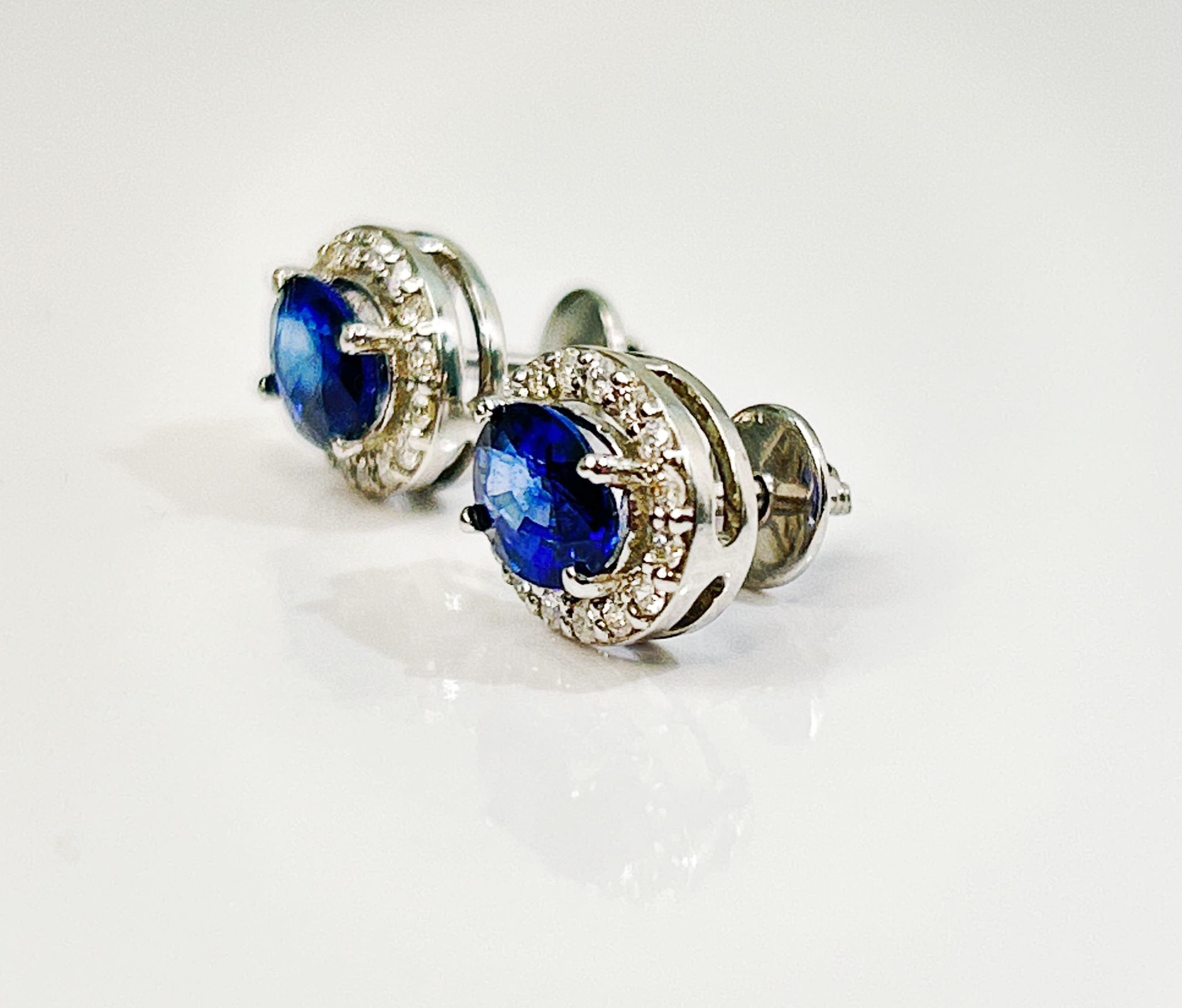 Beautiful Natural Unheated Blue Sapphire earrings with diamonds & Platinum - Image 4 of 7