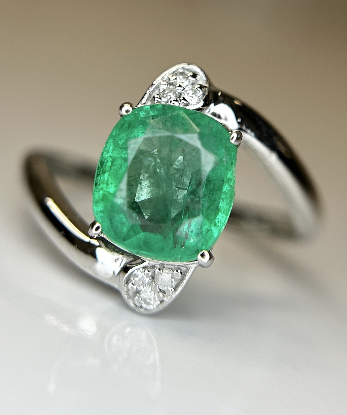 Beautiful Natural Emerald 2.19 Ct With Natural Diamonds & 18k Gold - Image 4 of 9
