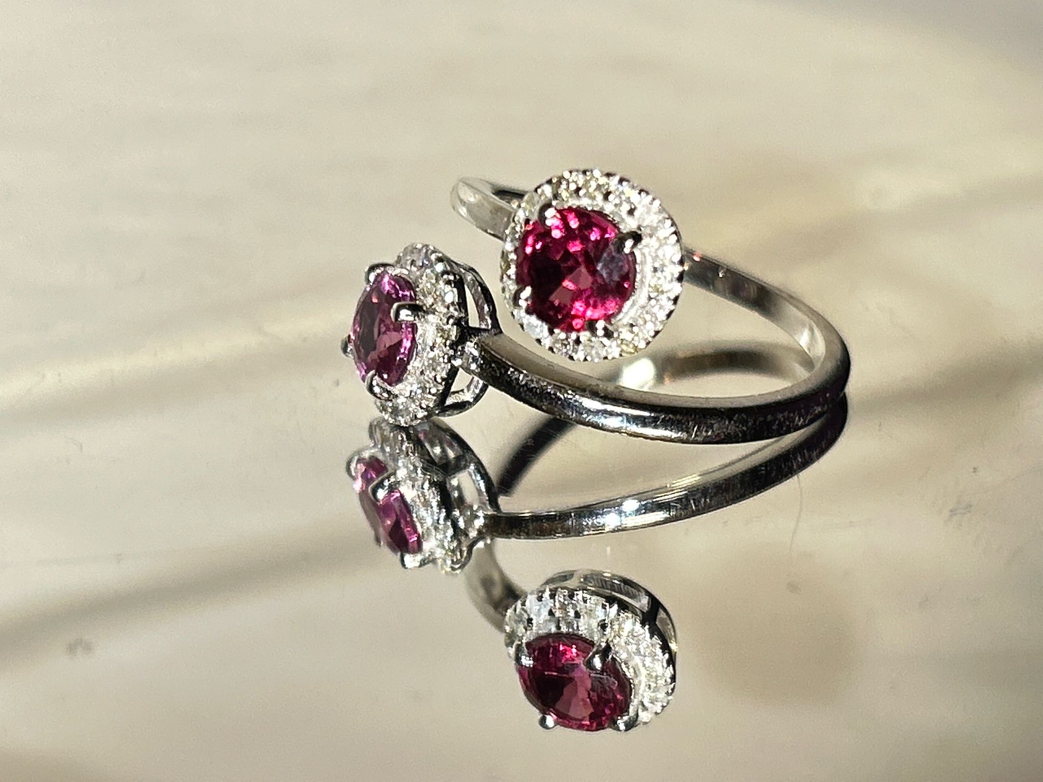 Beautiful Natural Spinel Ring With Diamonds and 18k Gold - Image 5 of 8