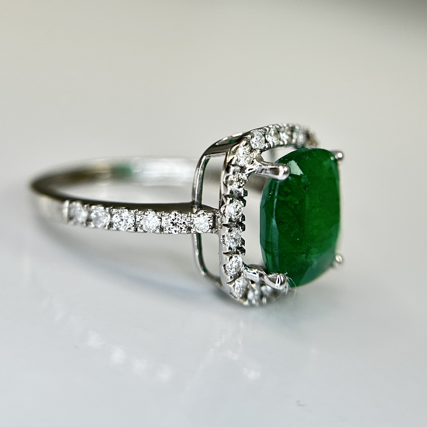 Beautiful Natural 2.81ct Emerald With Natural Diamonds & 18k Gold - Image 9 of 12