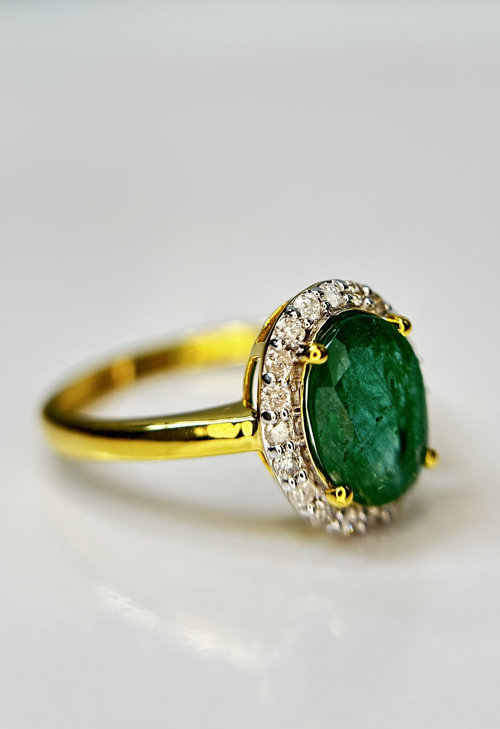 Beautiful Natural Emerald 1.52 CT With Natural Diamonds & 18k Gold - Image 6 of 8