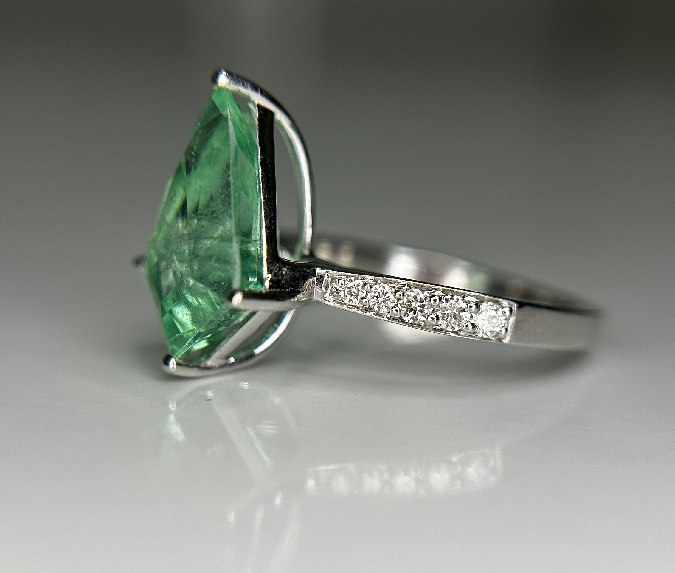 Beautiful Natural Columbian Emerald 3.63 CT With Natural Diamonds & 14k Gold - Image 7 of 13