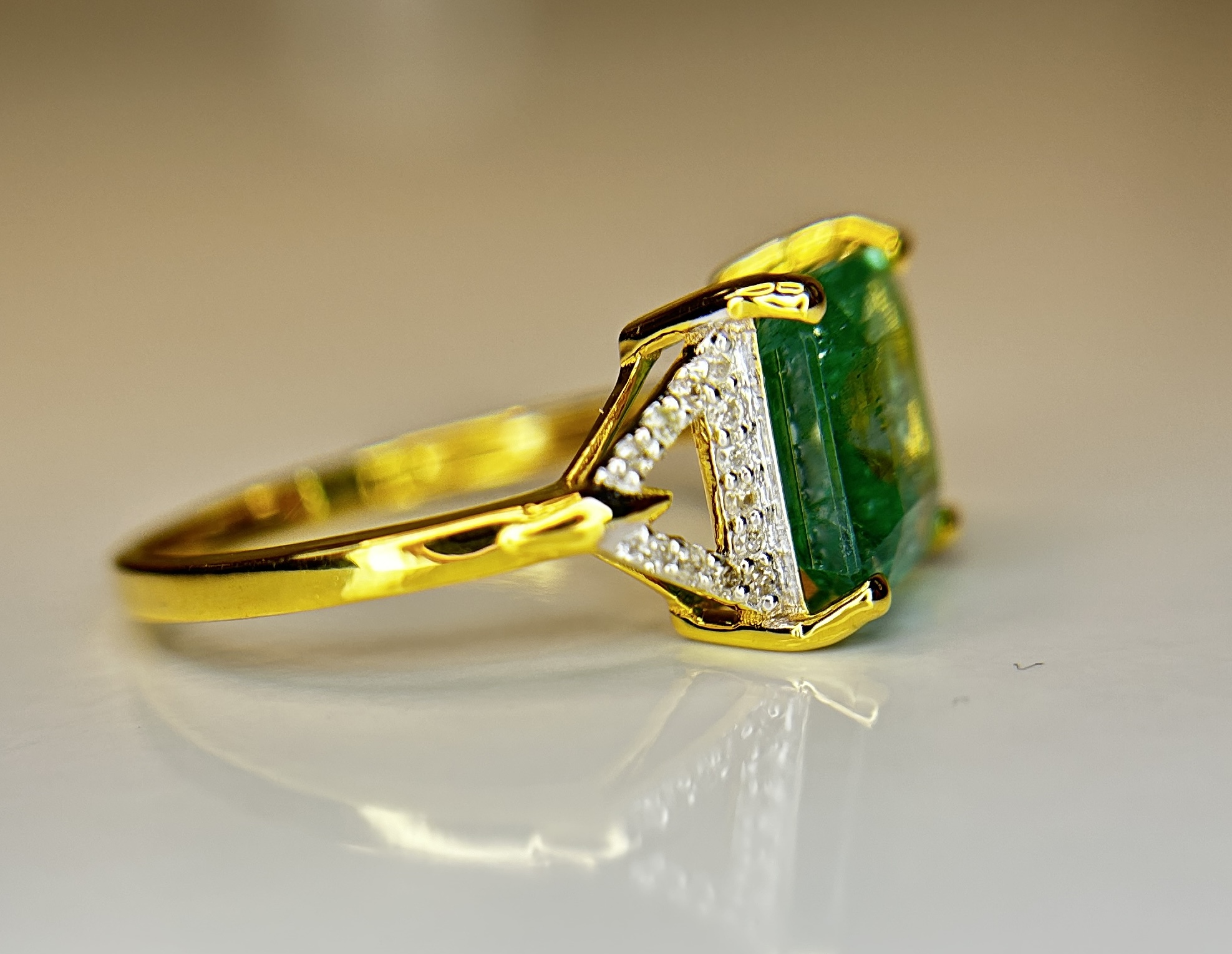Beautiful Natural Emerald 2.21 CT With Natural Diamonds & 18k Gold - Image 6 of 9