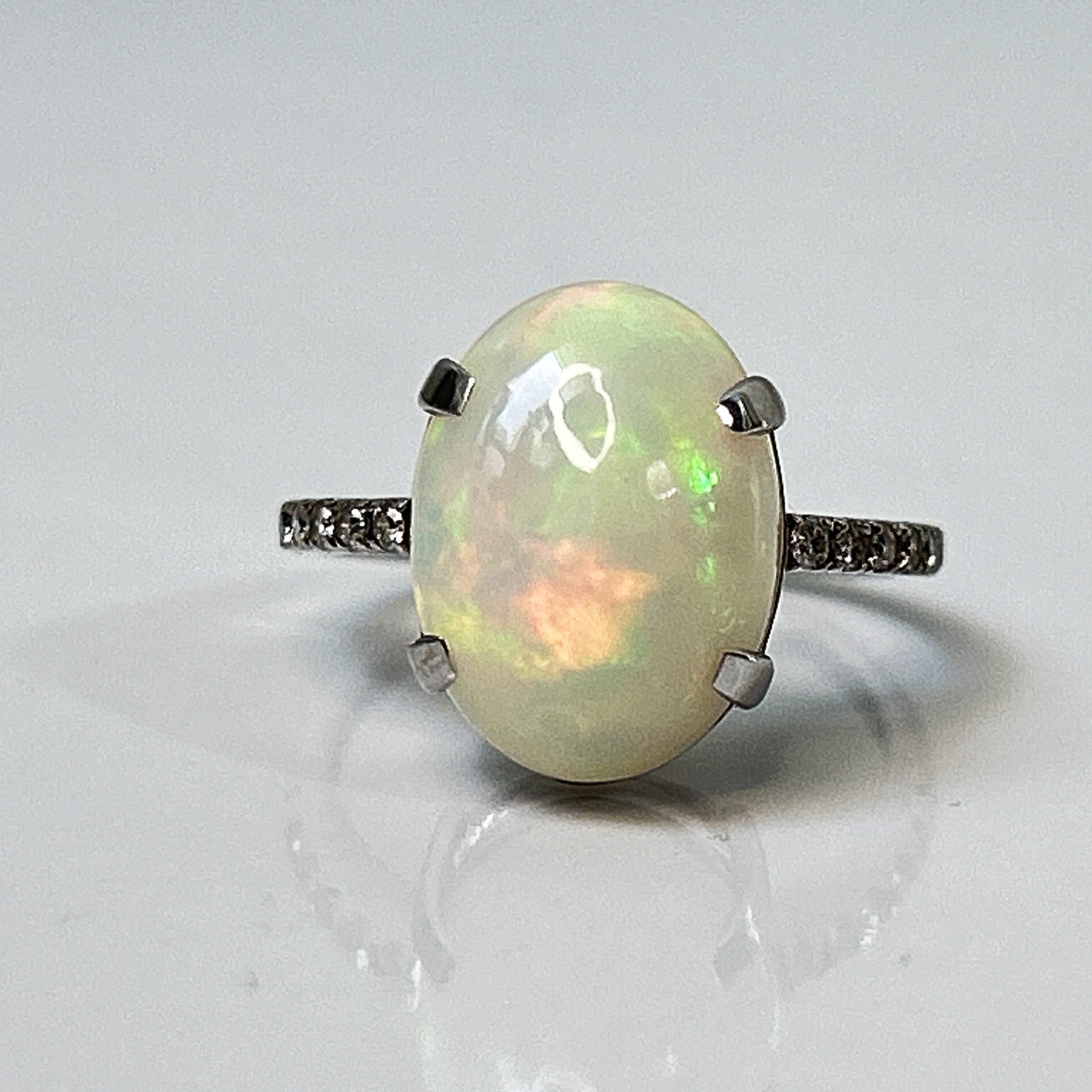 Beautiful Natural Opal 3.86 CT Ring With Natural Diamond and 18k Gold - Image 2 of 14