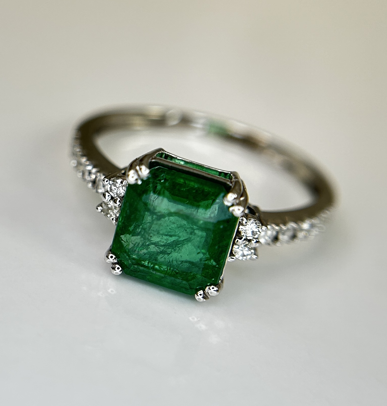 Beautiful Natural Emerald 2.30 CT With Natural Diamonds & 18k Gold - Image 8 of 10