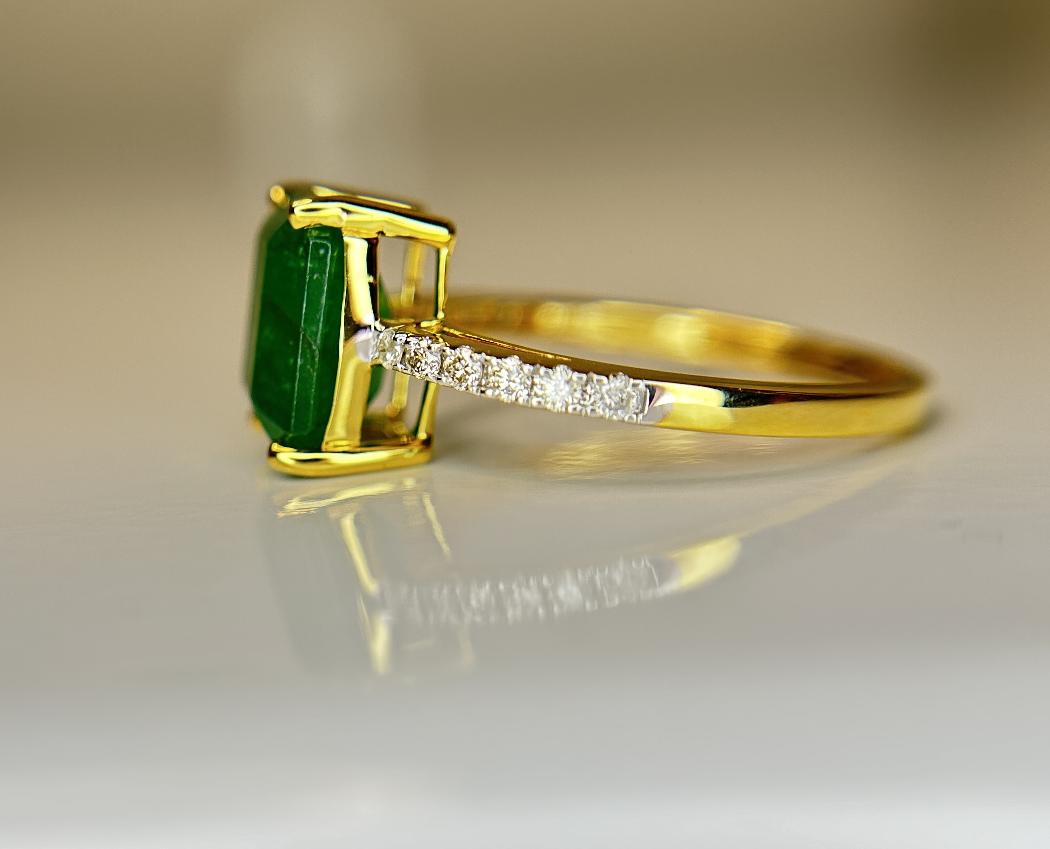 Beautiful Natural Emerald 2.96 CT With Natural Diamonds & 18k Gold - Image 3 of 9