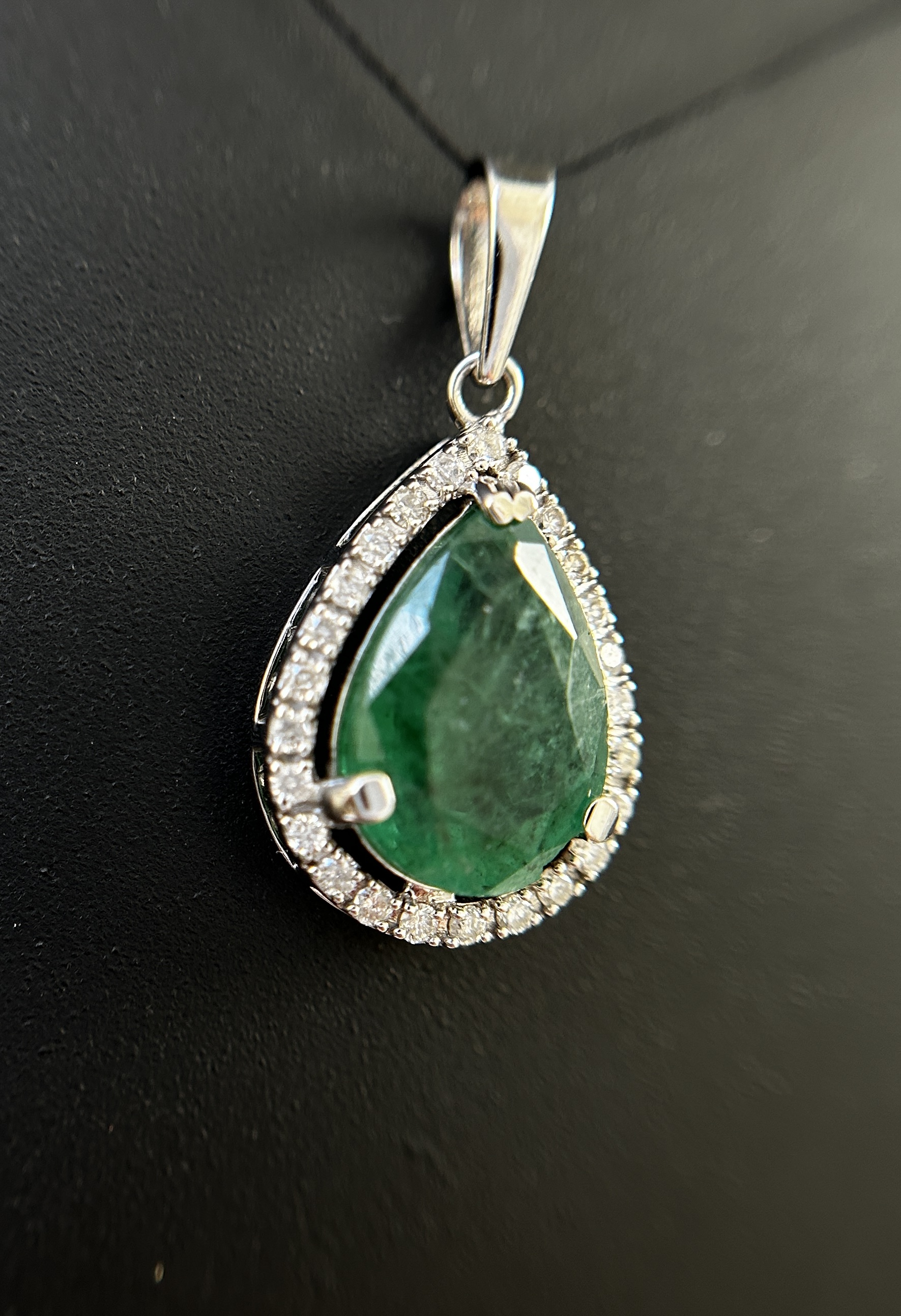 Beautiful Natural Emerald 4.16CT With Natural Diamonds & 18k Gold - Image 3 of 10