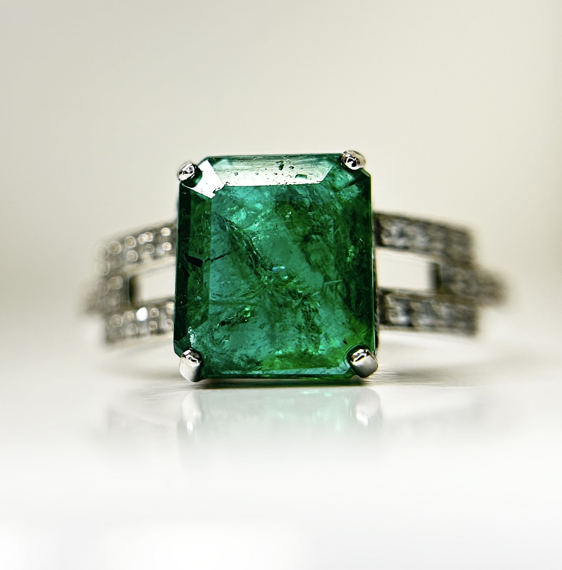 Beautiful Natural 2.64 CT Emerald Ring With Natural Diamonds & Platinum 950 - Image 3 of 9