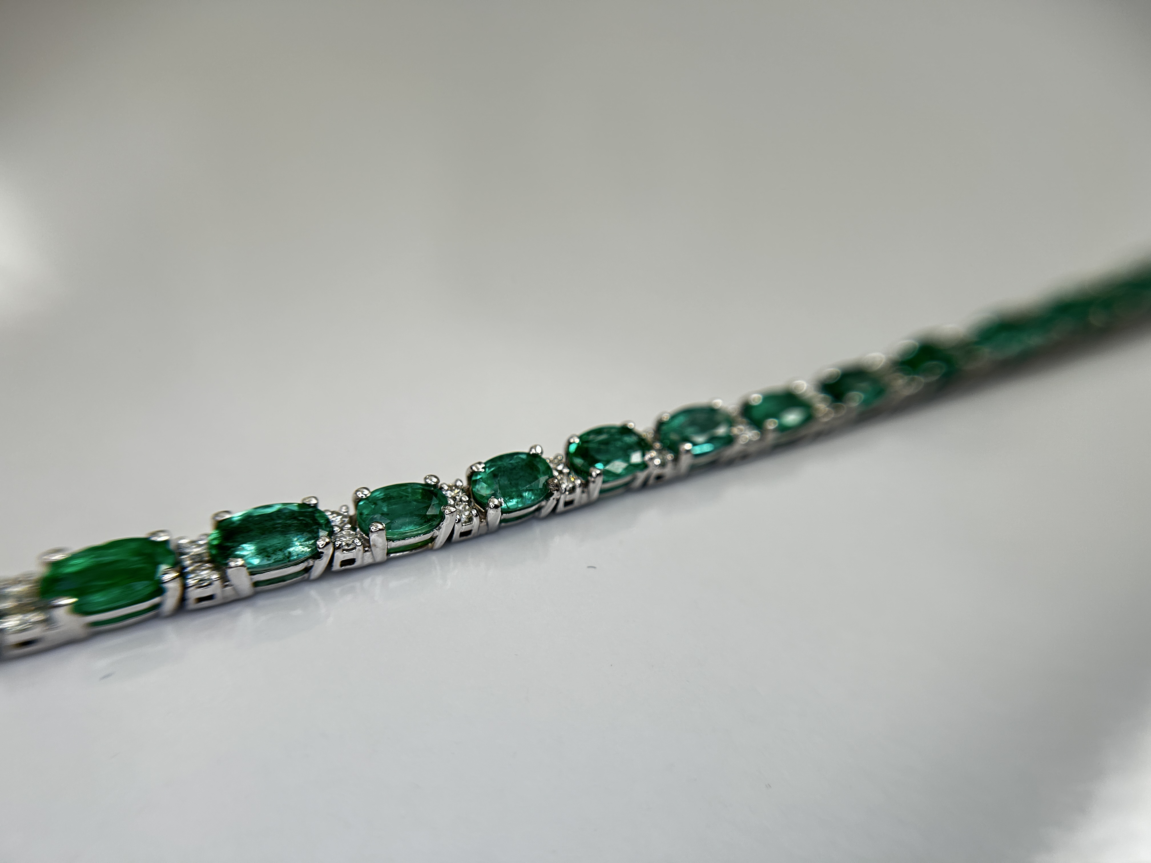 Beautiful 11.10 CTS Natural Emerald Bracelet With Natural Diamonds&18k Gold - Image 4 of 13