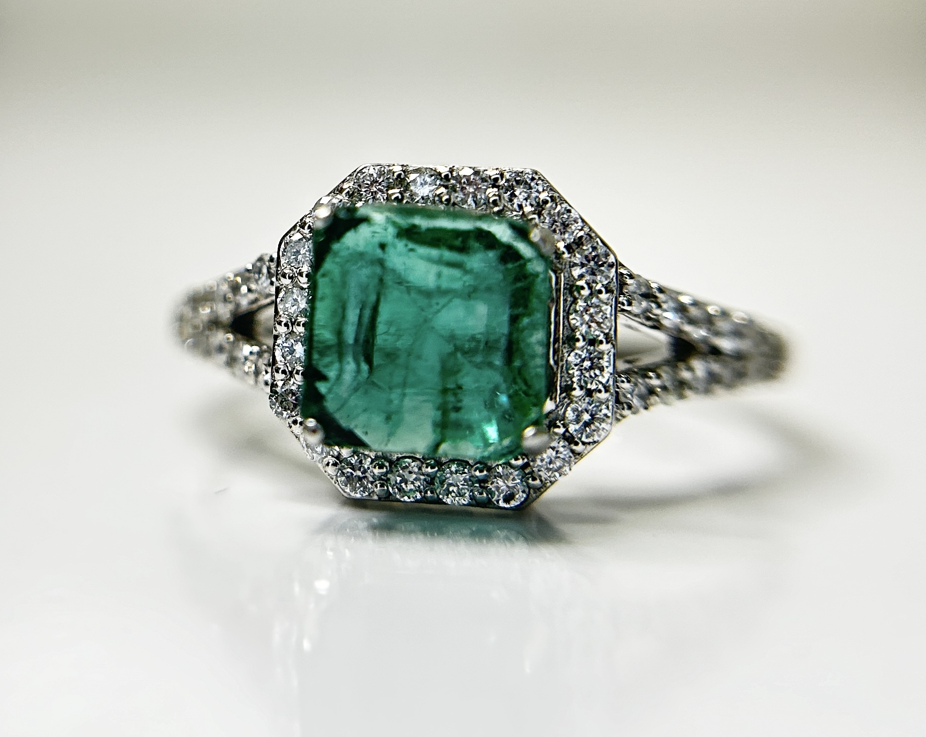 Beautiful 1.64 CT Natural Emerald Ring With Natural Diamonds & Platinum 950 - Image 7 of 10