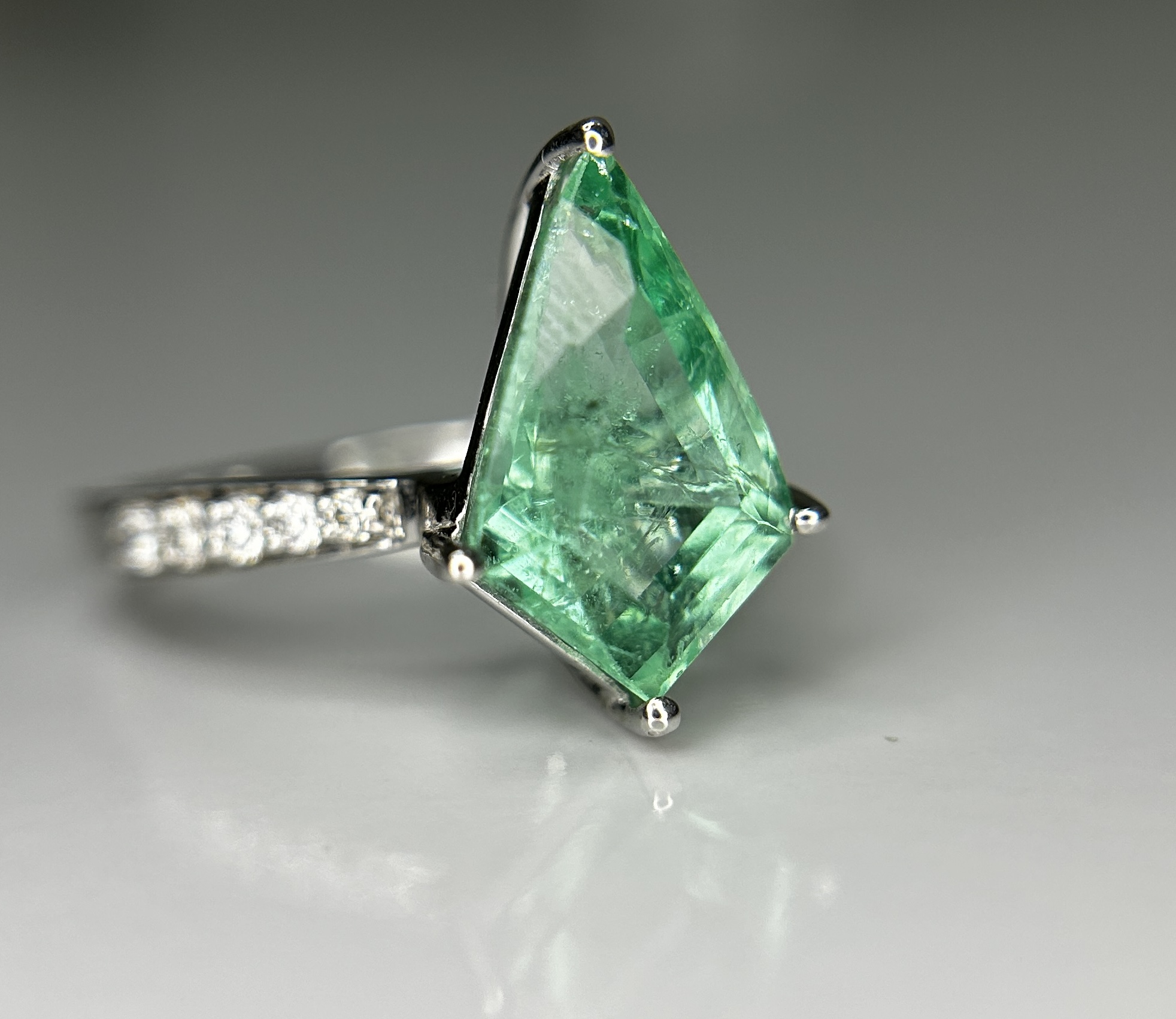 Beautiful Natural Columbian Emerald 3.63 CT With Natural Diamonds & 14k Gold - Image 8 of 13