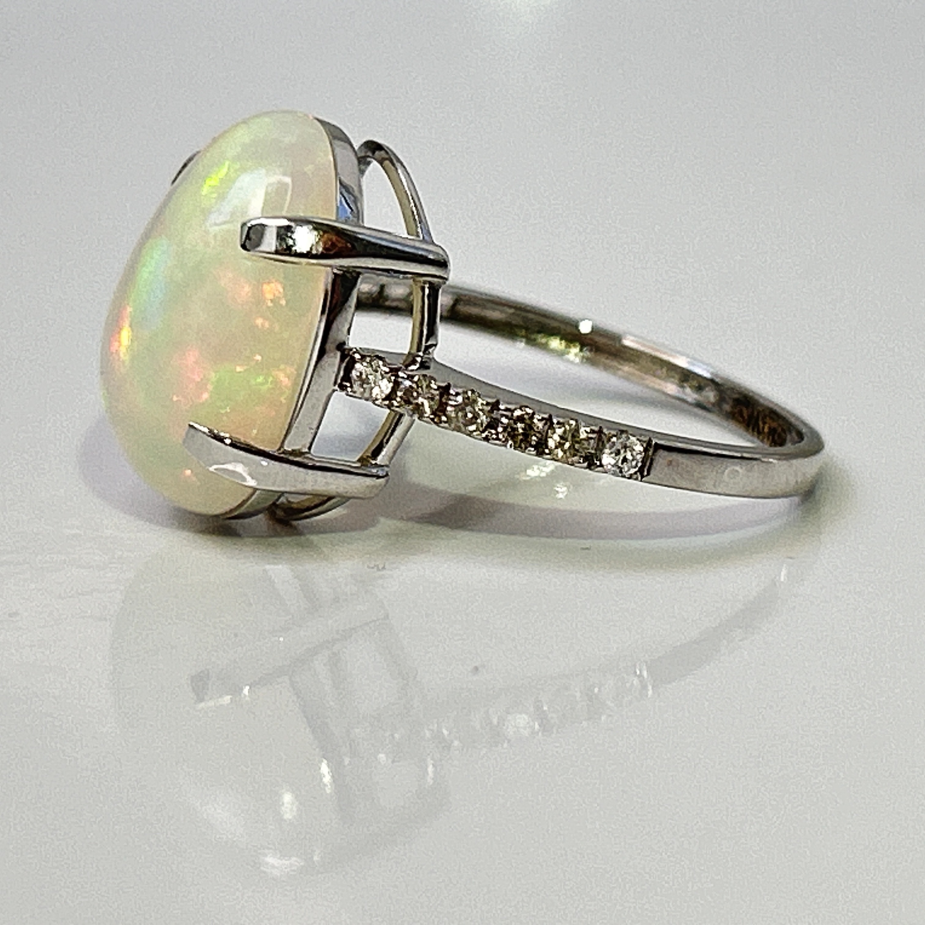Beautiful Natural Opal 3.86 CT Ring With Natural Diamond and 18k Gold - Image 12 of 14