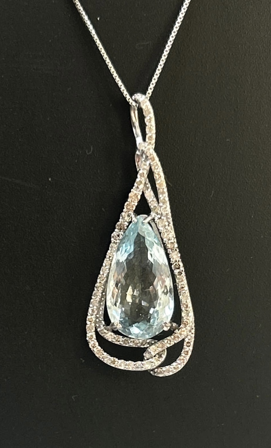 Beautiful Natural Flawless 8.81 CT Aquamarine Pendant With Diamonds and 18k Gold - Image 4 of 8