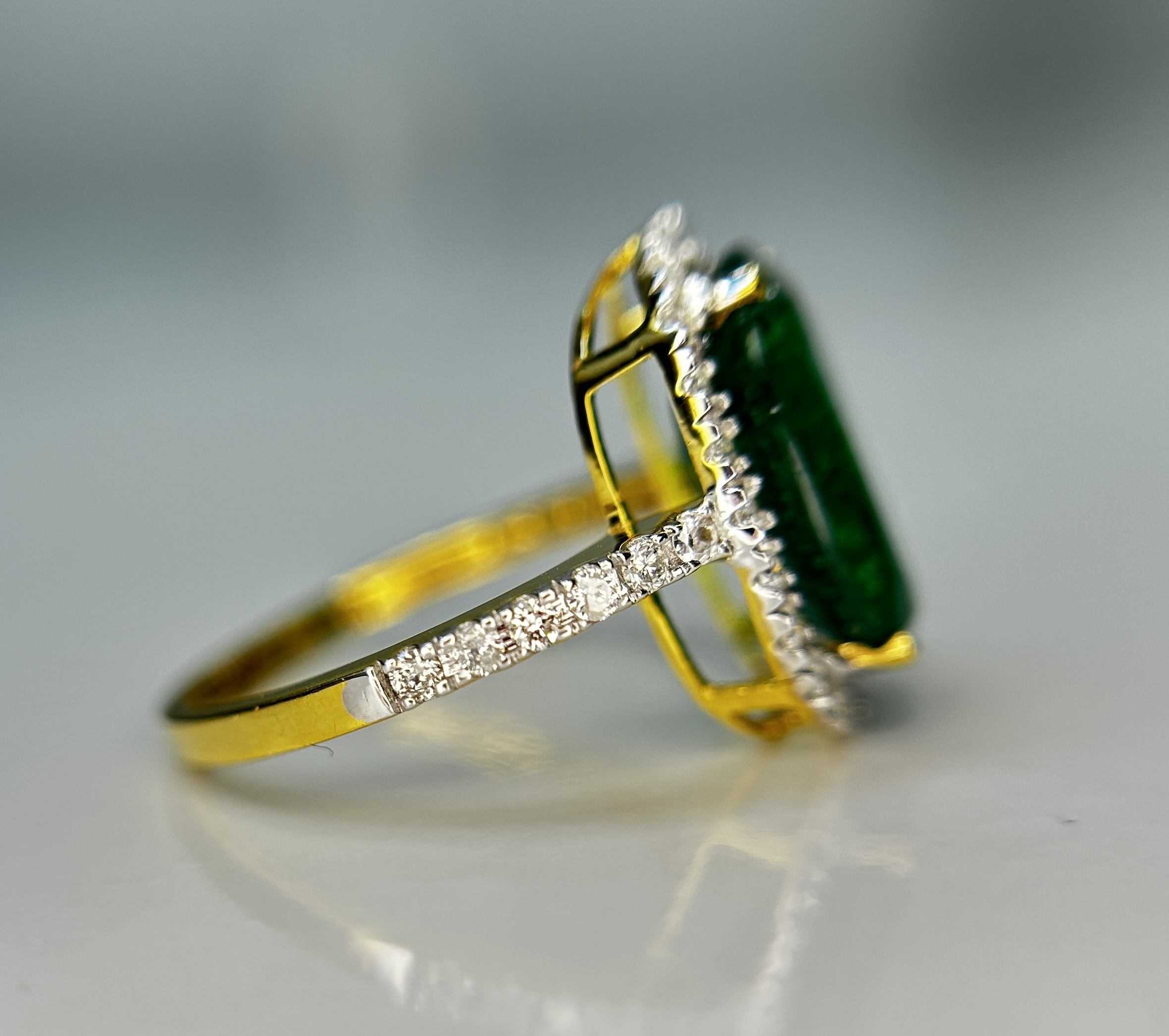 Beautiful Natural Emerald 3.90 CT With Natural Diamonds & 18k Gold - Image 6 of 10