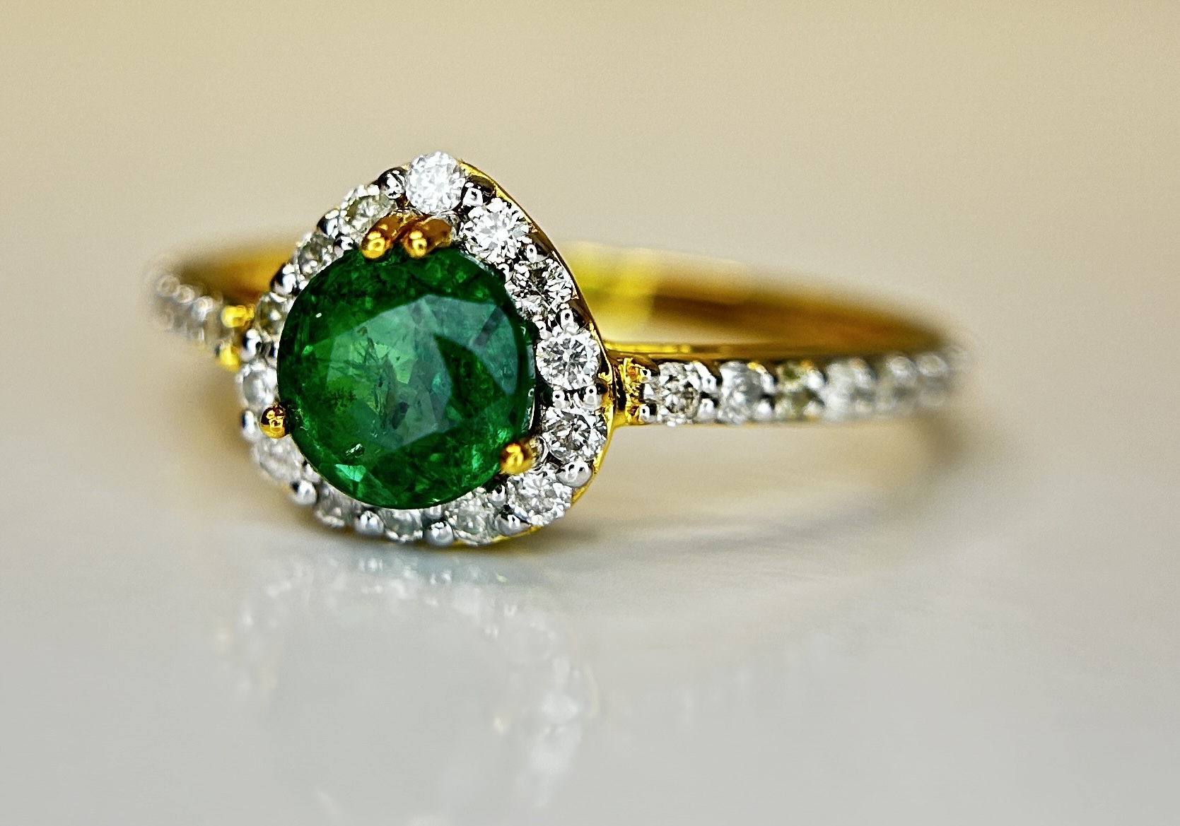 Beautiful Natural Emerald 0.92 CT With Natural Diamonds & 18k Gold - Image 8 of 8