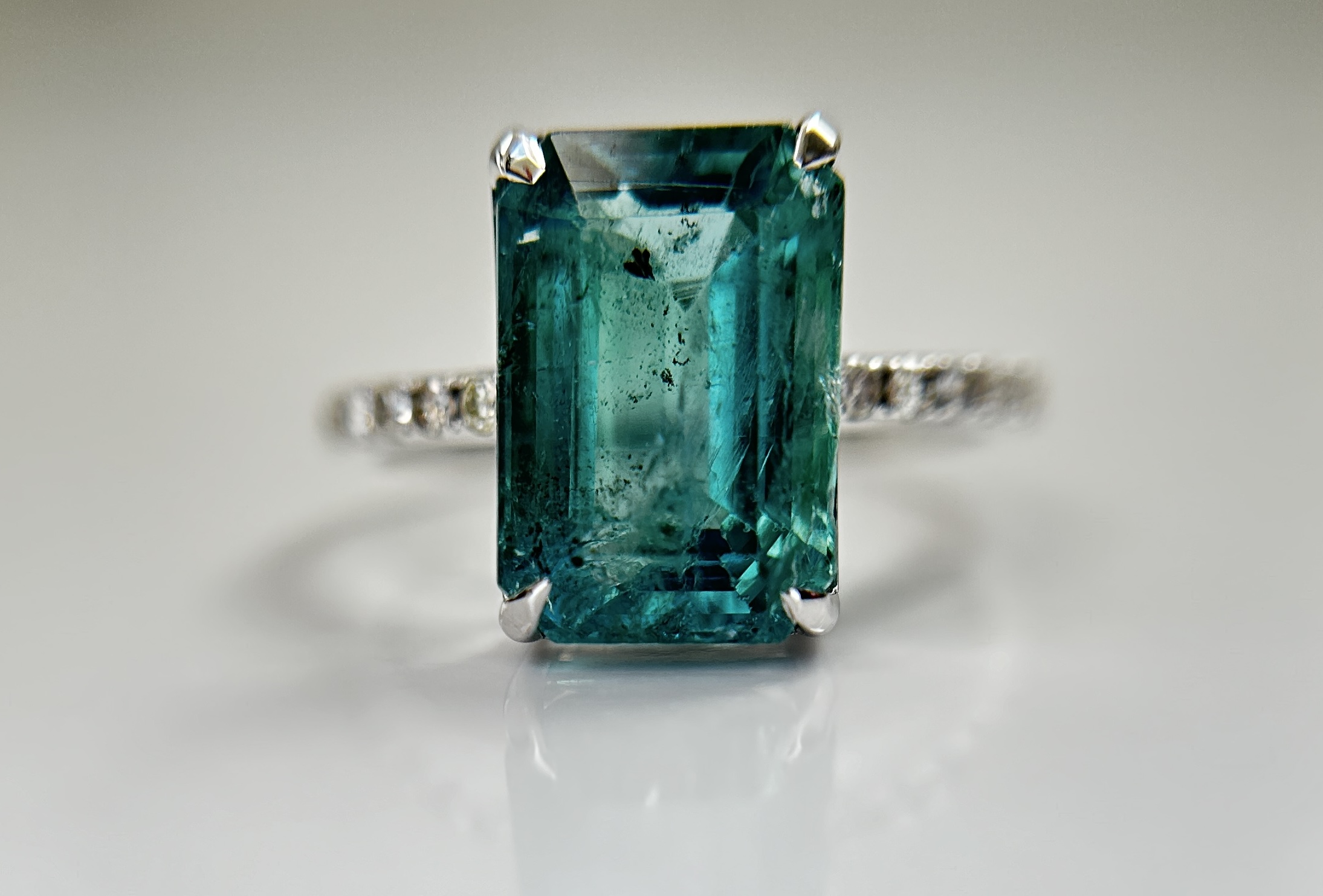 Beautiful Natural Emerald 4.26 CT With Natural Diamonds & 18k Gold - Image 9 of 11