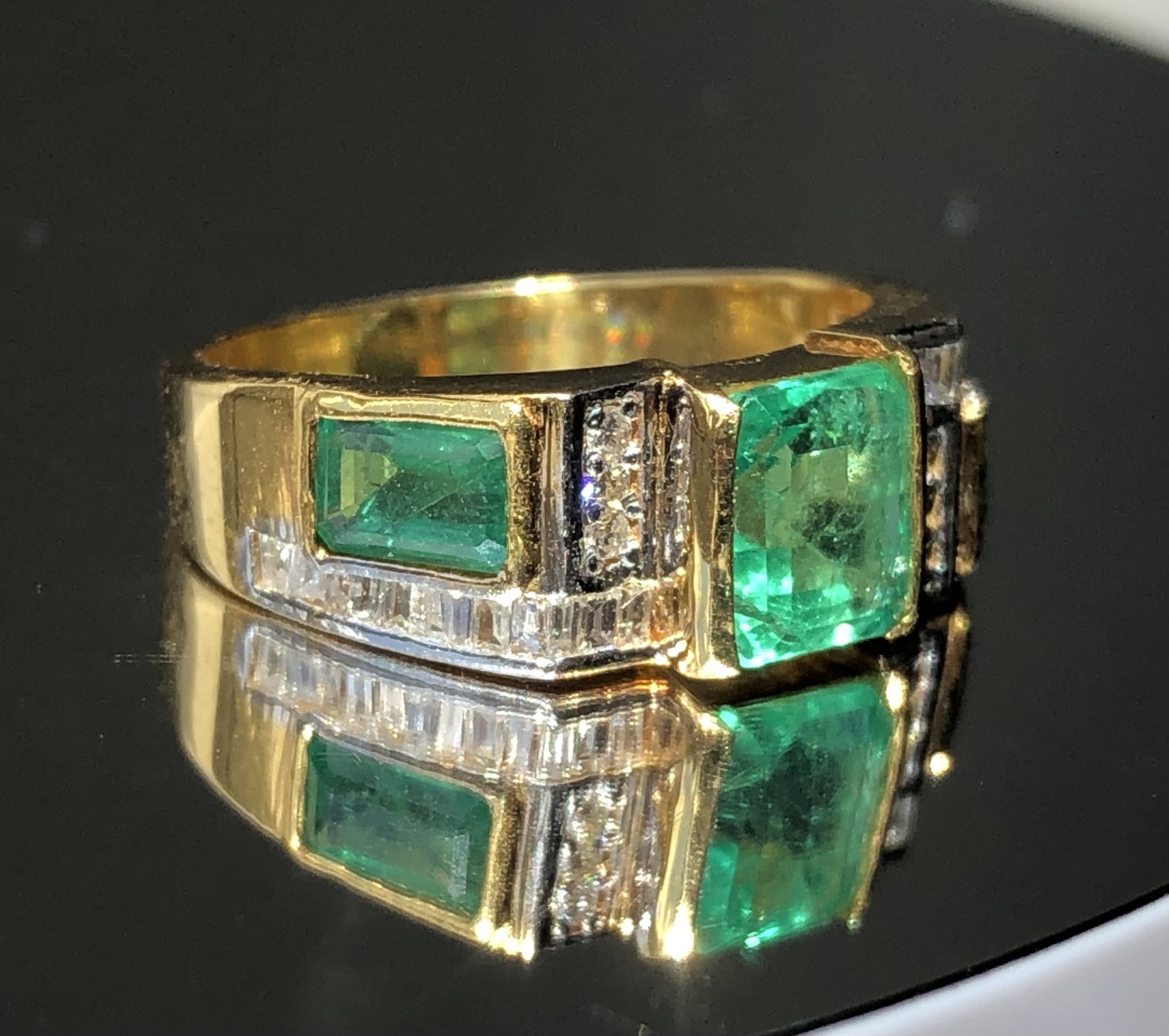 Beautiful 2.80 Carat Natural Emerald Ring With Natural Diamonds and 18k Gold - Image 3 of 7