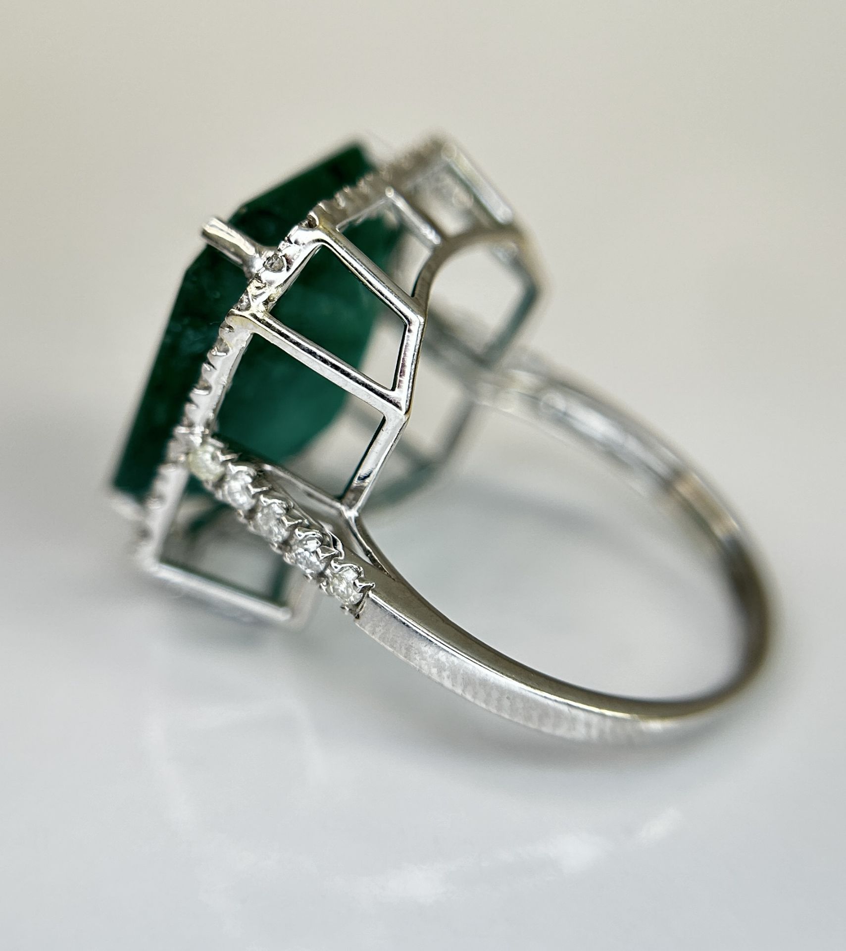 Beautiful Natural Emerald 9.50CT With Natural Diamonds & 18k Gold - Image 5 of 11
