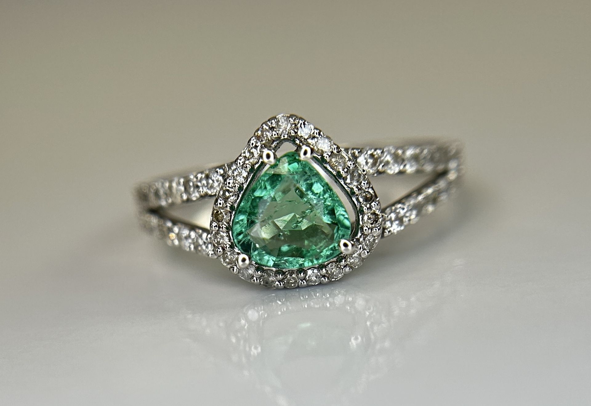 Beautiful Natural Emerald 0.66 CT With Natural Diamonds & 18k Gold - Image 8 of 10