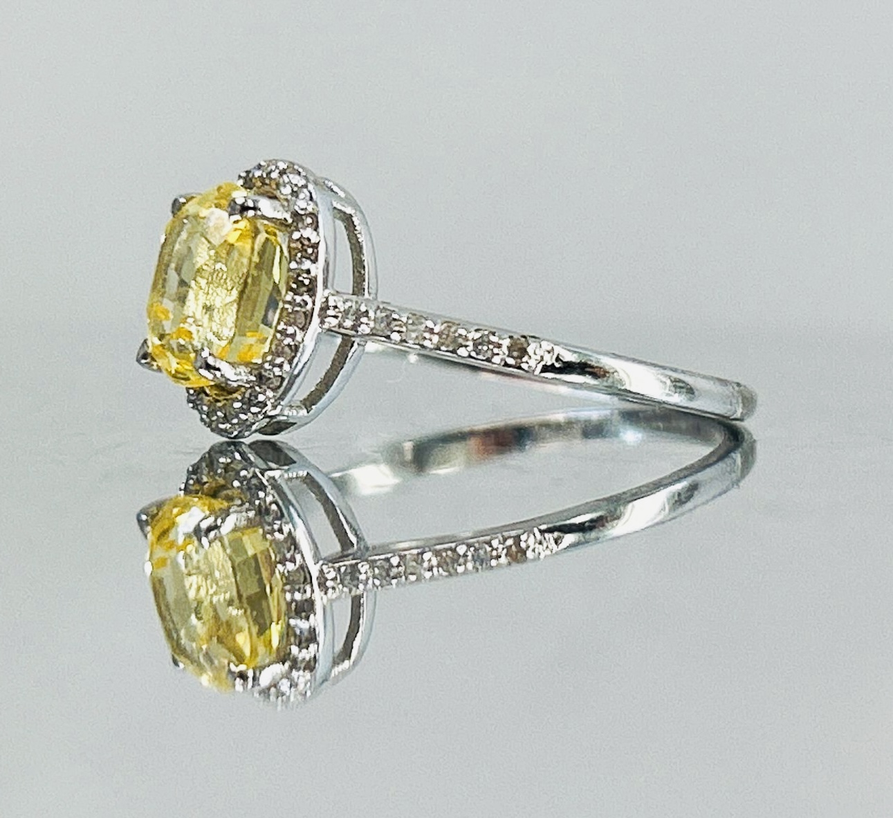 Beautiful Unheated Untreated Natural Ceylon yellow Sapphire Diamonds & 18k Gold - Image 3 of 7