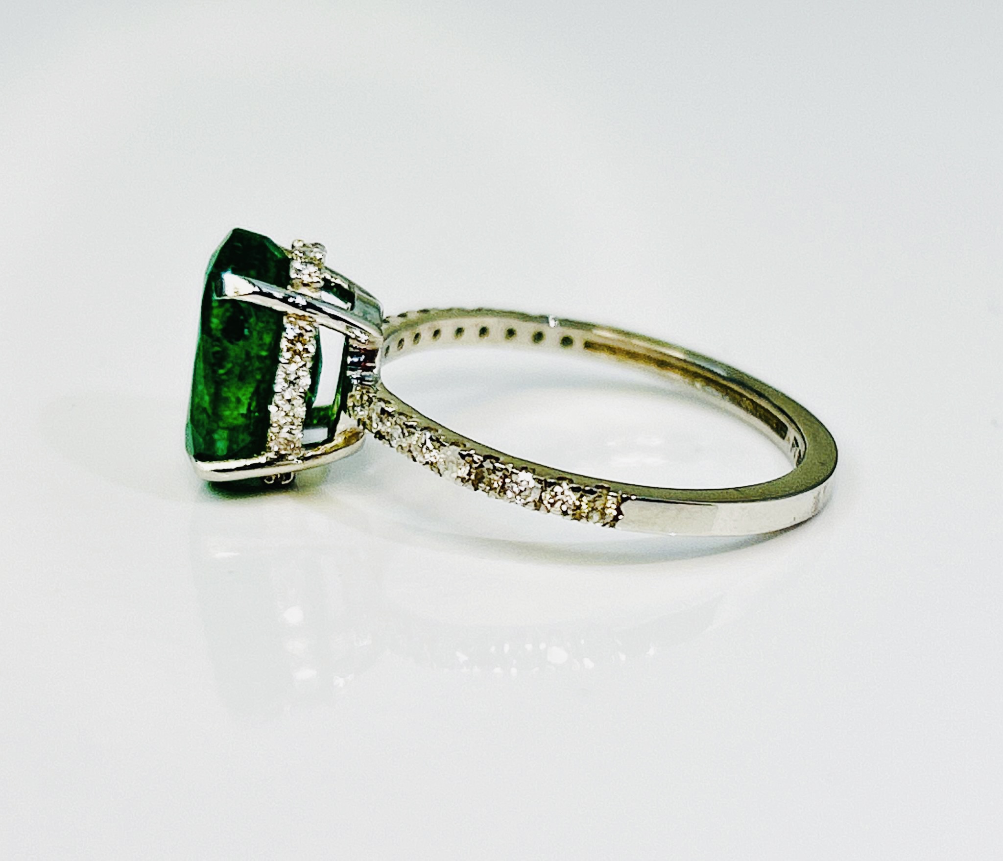 Beautiful 2.60 CT Natural Emerald Ring With Natural Diamonds & Platinum 950 - Image 4 of 6