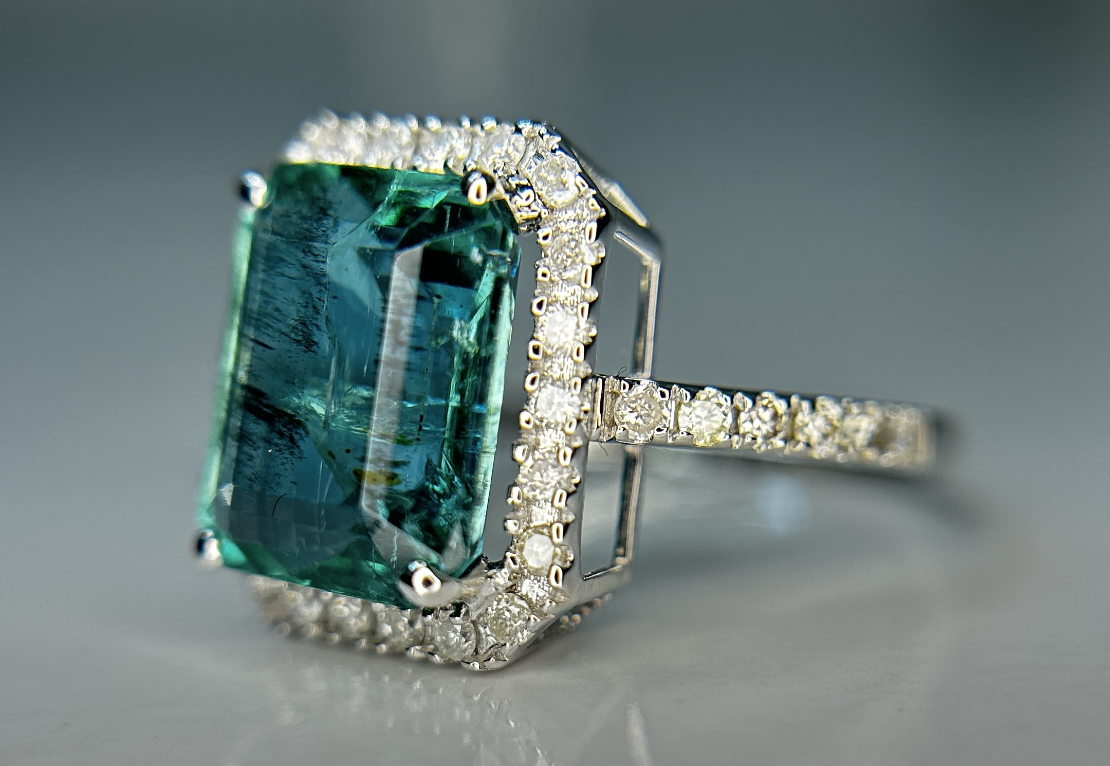 Beautiful Natural Emerald 4.27 CT With Natural Diamonds & 18kGold - Image 2 of 11