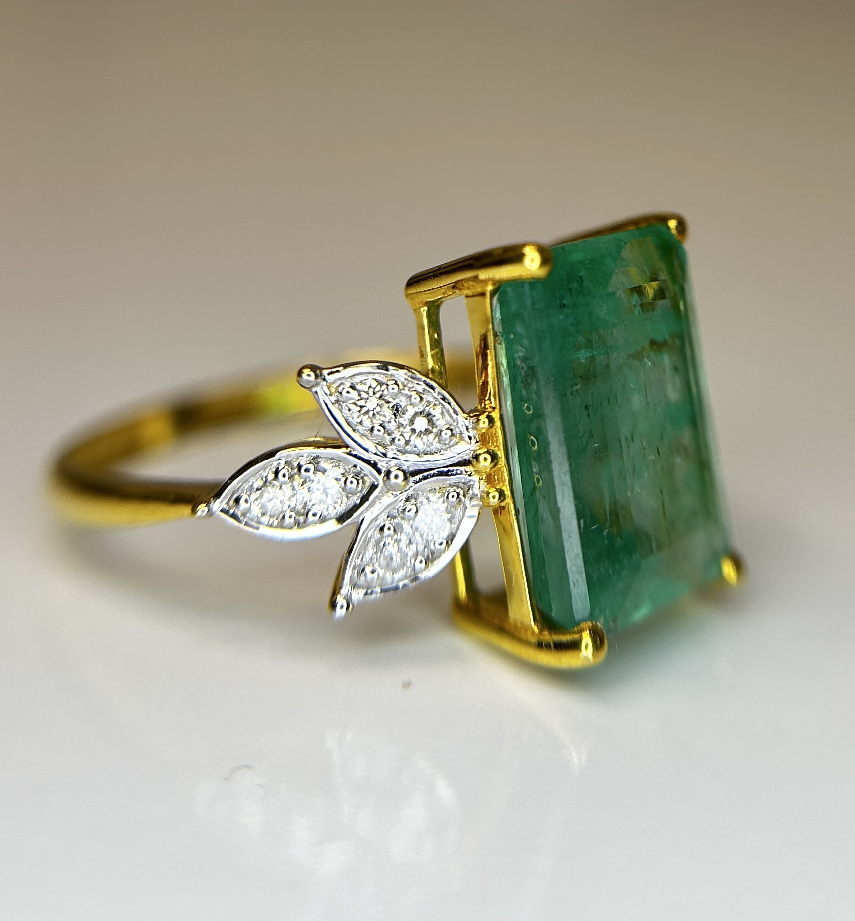 Beautiful Natural Emerald 4.32 CT With Natural Diamonds & 18k Gold - Image 5 of 9