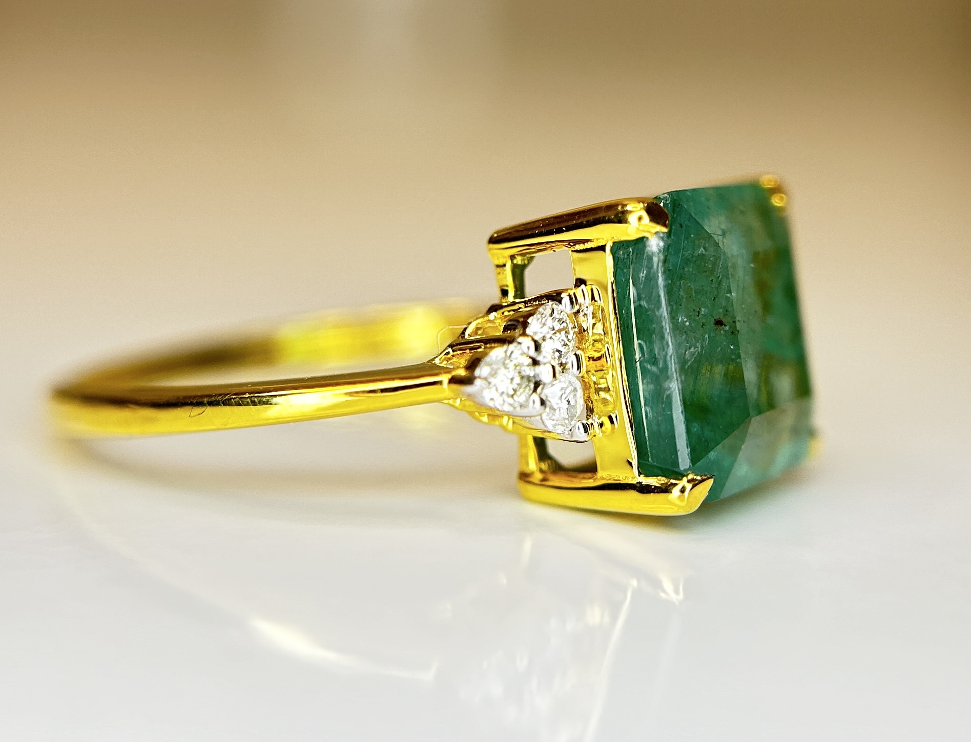 Beautiful Natural Emerald 3.25 CT With Natural Diamonds & 18k Gold - Image 5 of 7